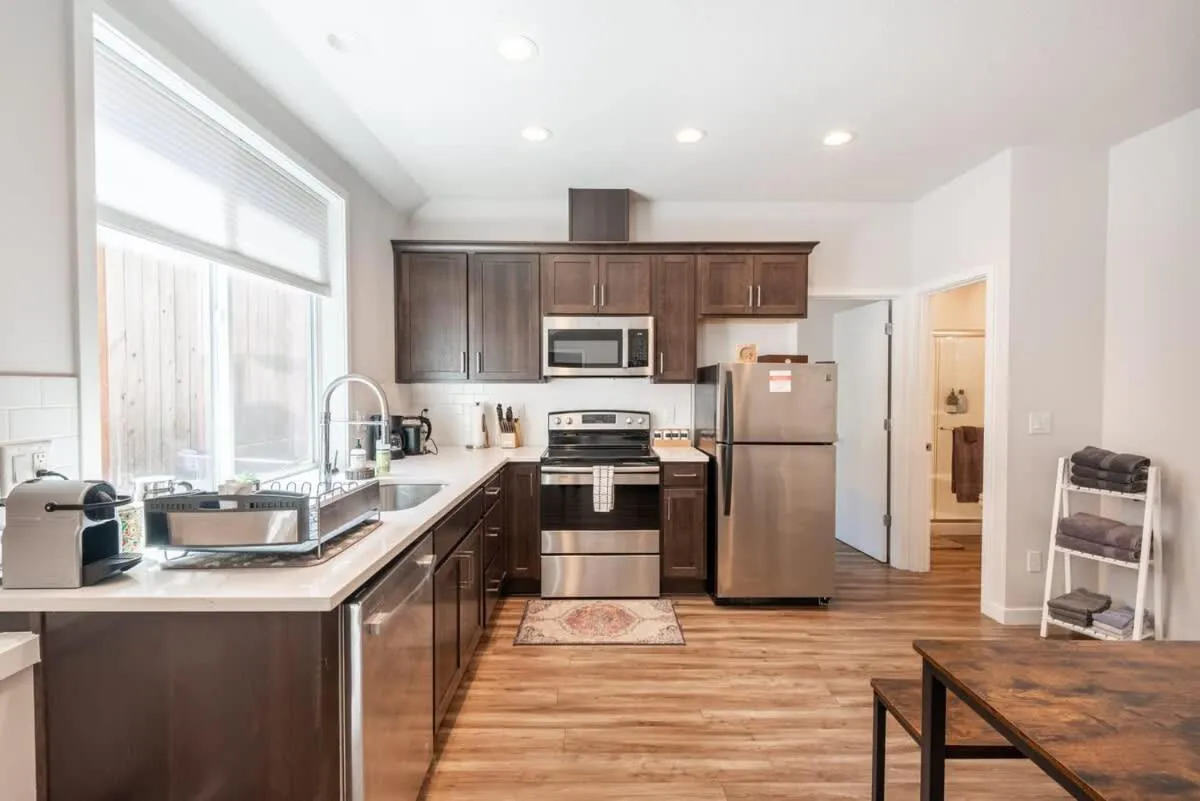 Walkable Apt Next to Restaurants, Bars, and Shops!