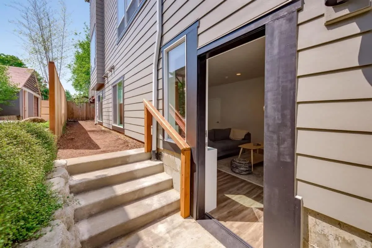 Walkable Apt Next to Restaurants, Bars, and Shops!