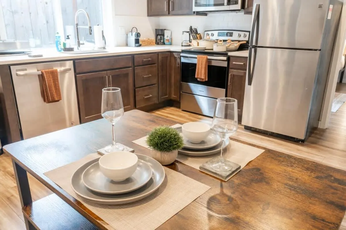 Walkable Apt Next to Restaurants, Bars, and Shops!