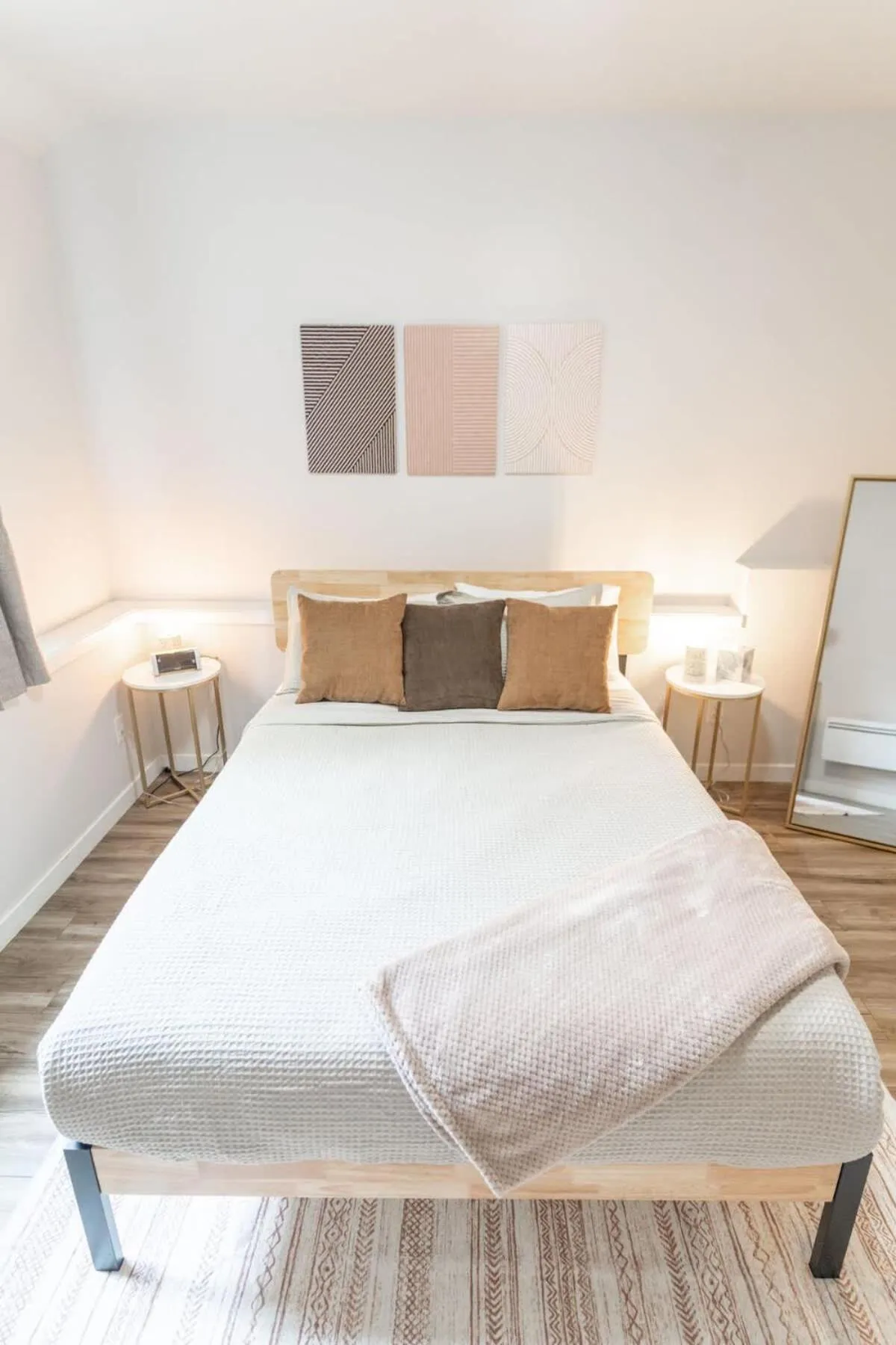 Bed in Walkable Apt Next to Restaurants, Bars, and Shops!