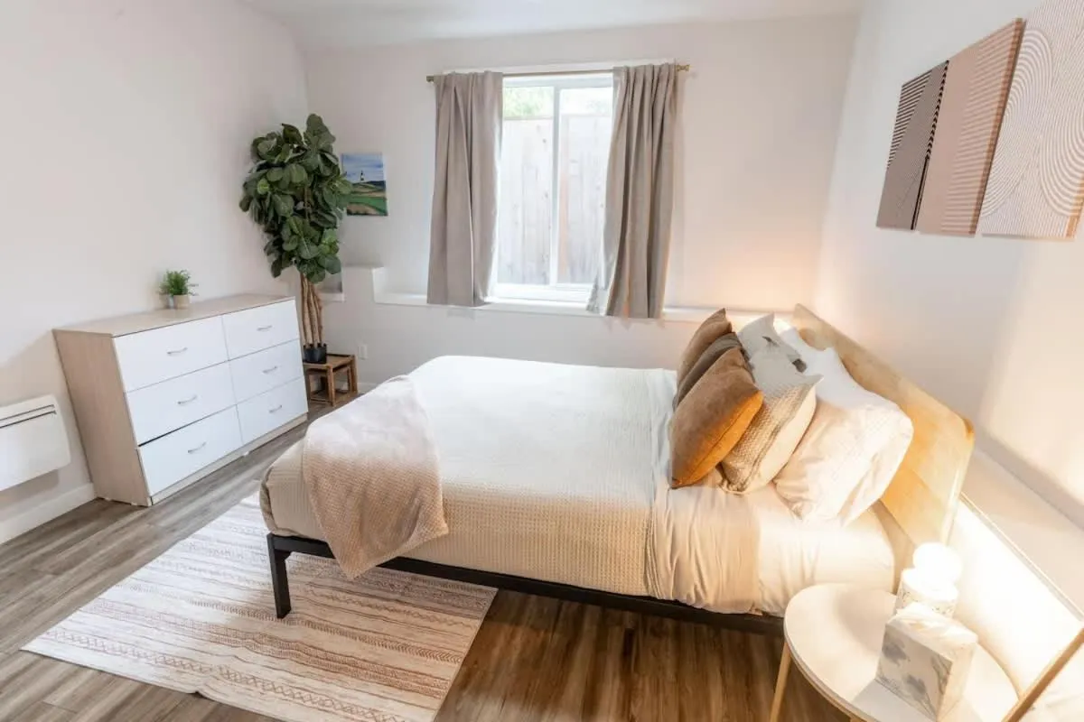 Bed in Walkable Apt Next to Restaurants, Bars, and Shops!