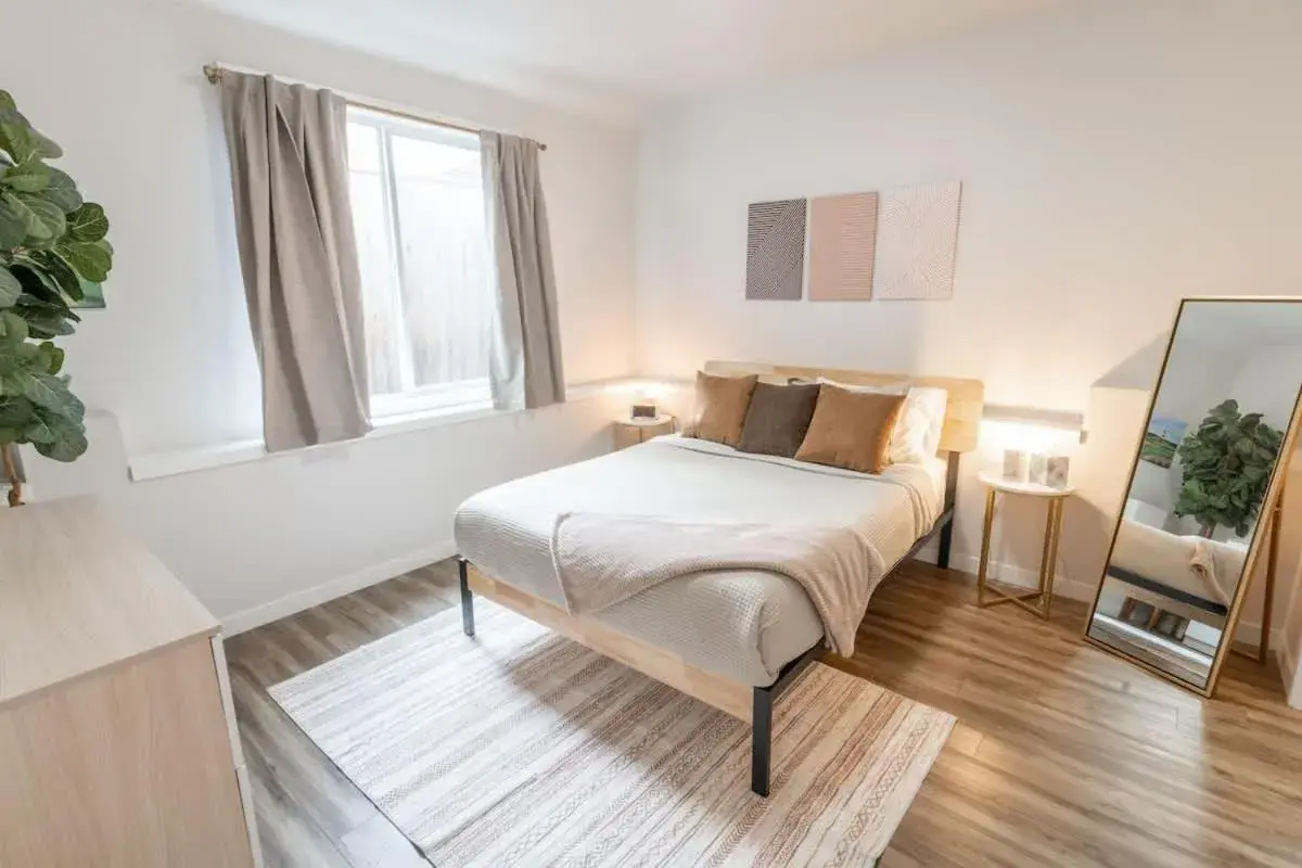 Walkable Apt Next to Restaurants, Bars, and Shops! Walkable Apt Next to Restaurants, Bars, and Shops!