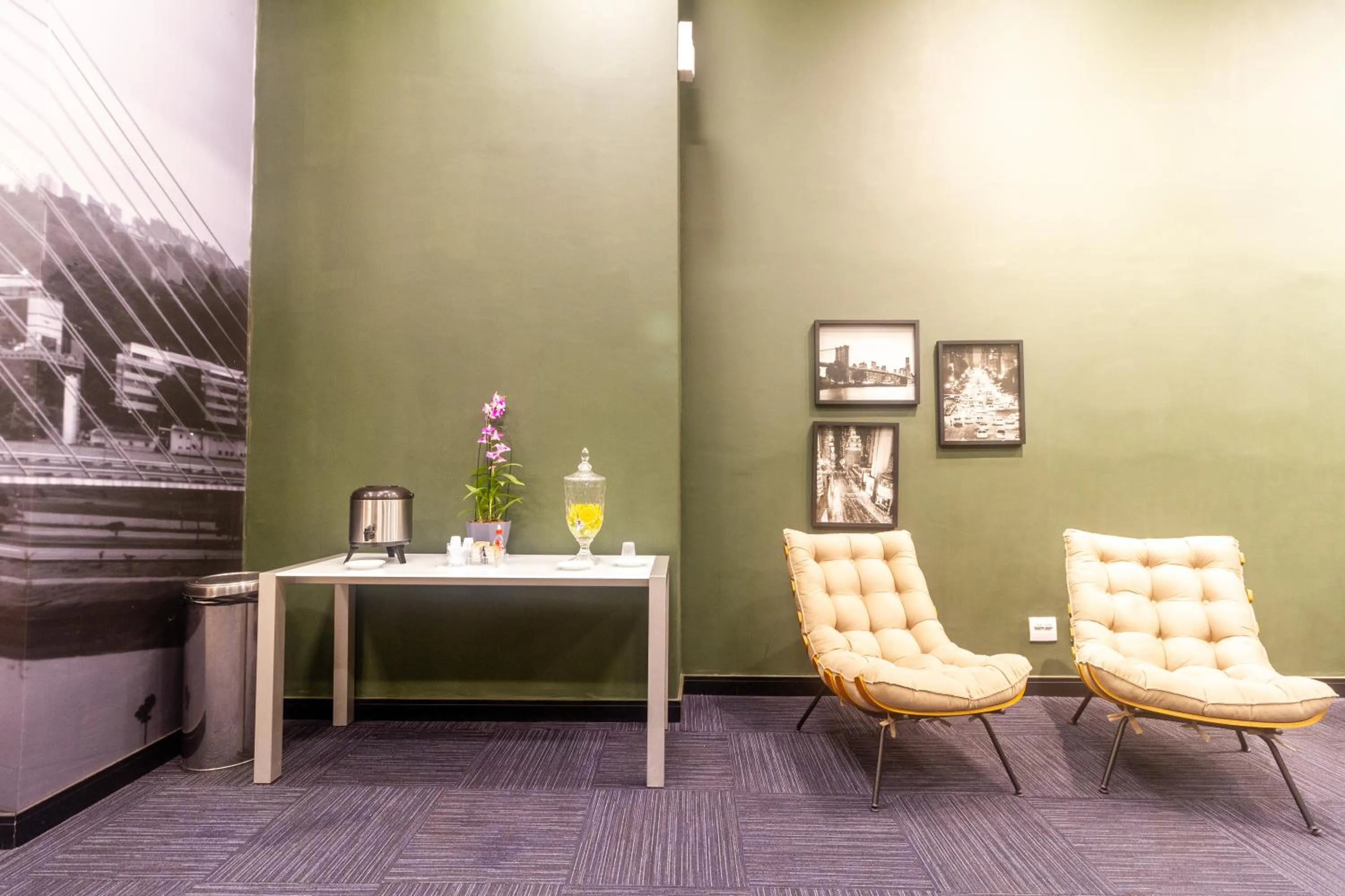 Seating area in Higienópolis The Standard Residence