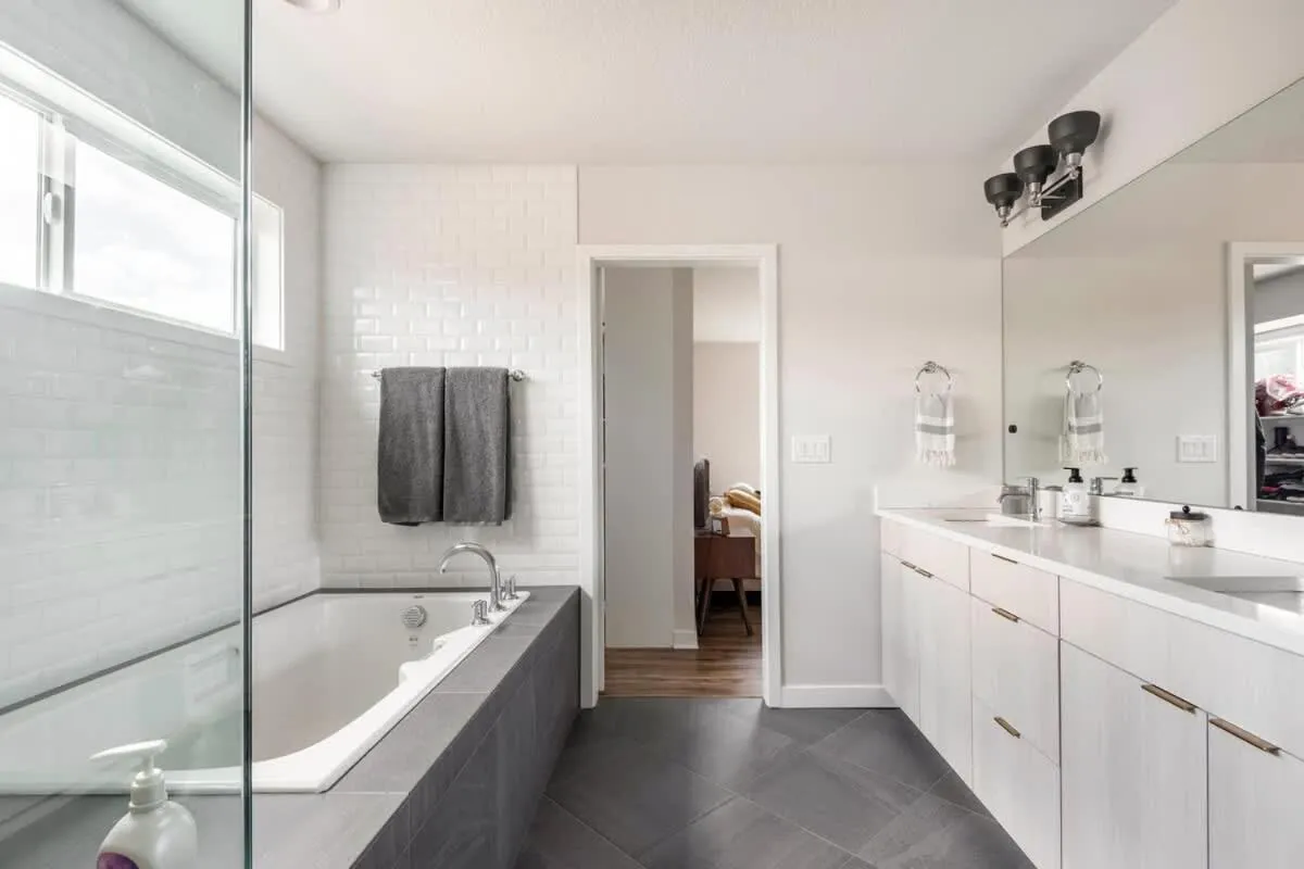 Comfy Family Home, Walkable Neighborhood + Patio!