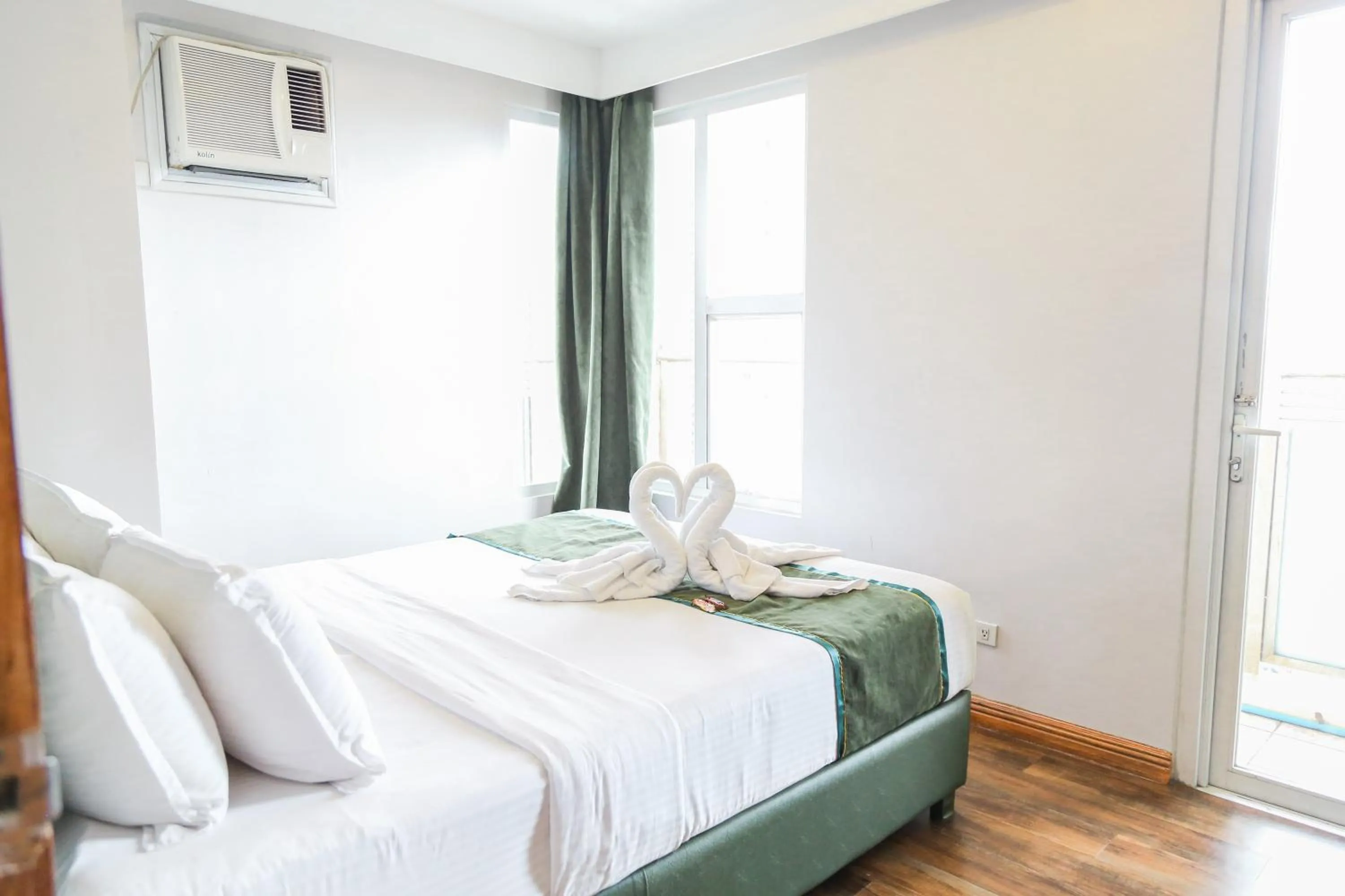 Bedroom, Bed in Pacific Bay Grand Suites