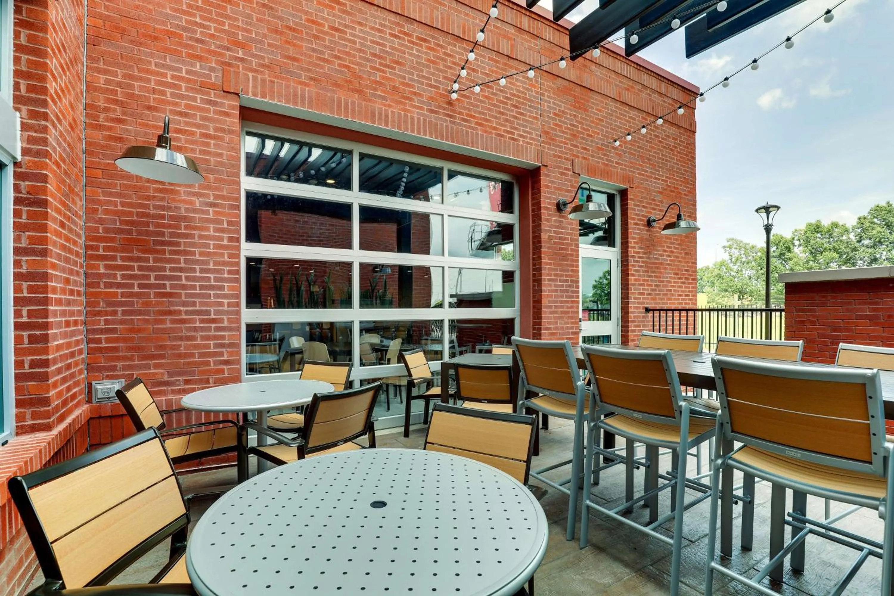 Lounge or bar in Drury Plaza Hotel Savannah Pooler