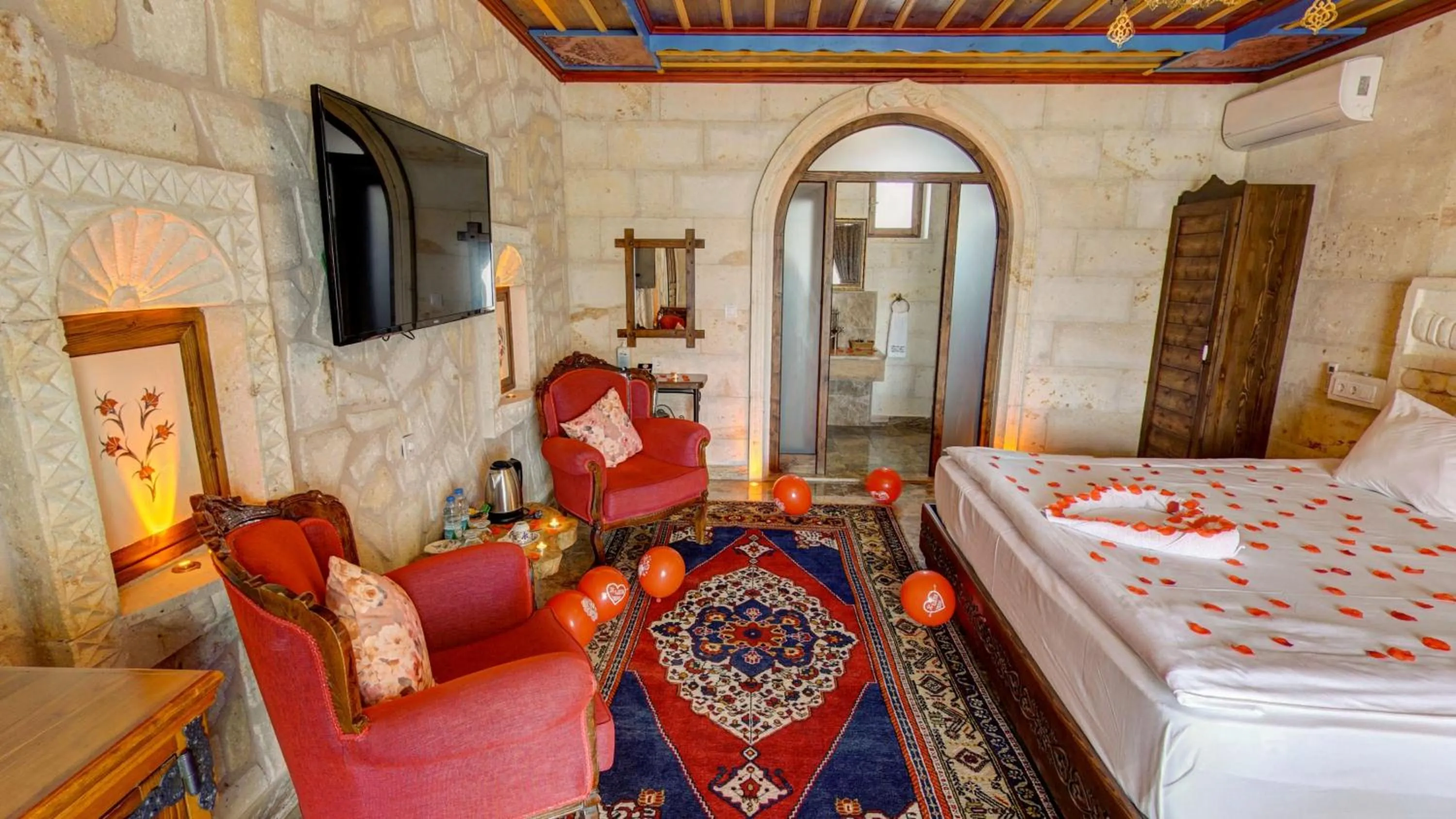 Photo of the whole room, Bed in Hikmet's House