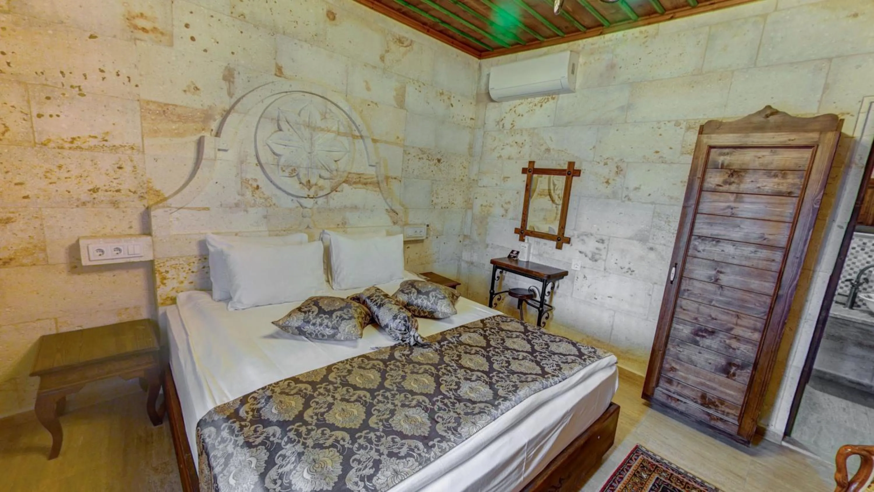 Photo of the whole room, Bed in Hikmet's House