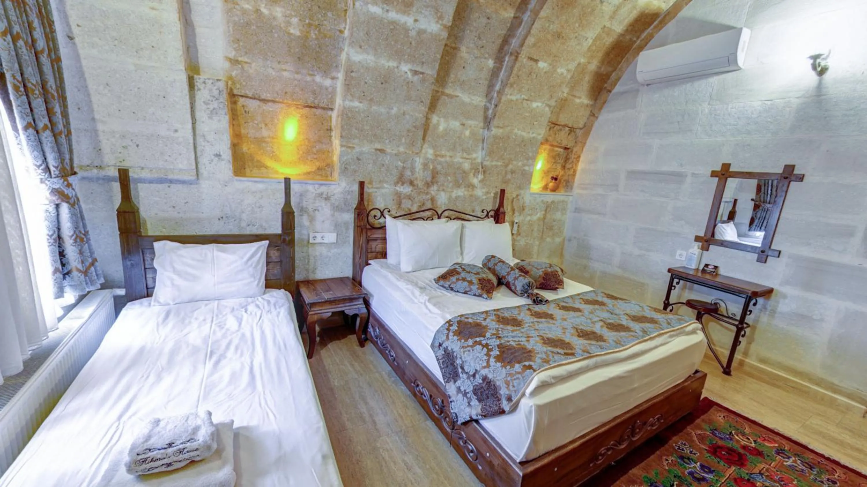 Photo of the whole room, Bed in Hikmet's House