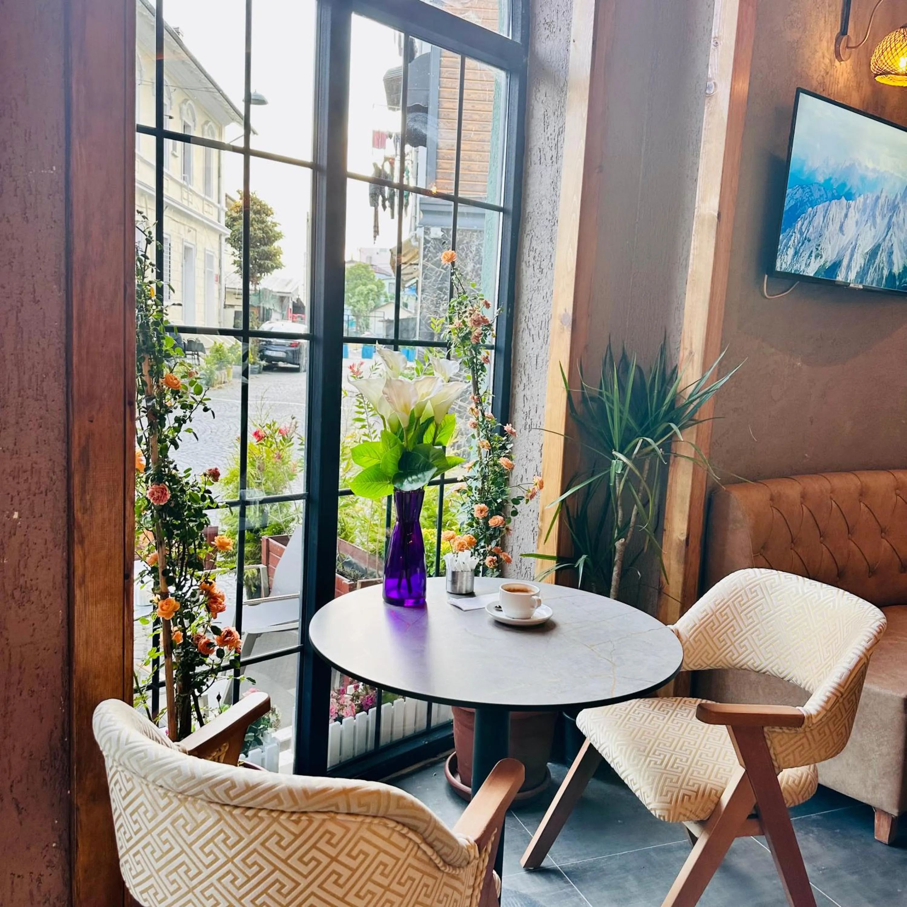 Restaurant/places to eat in Newalla Hotel Old City