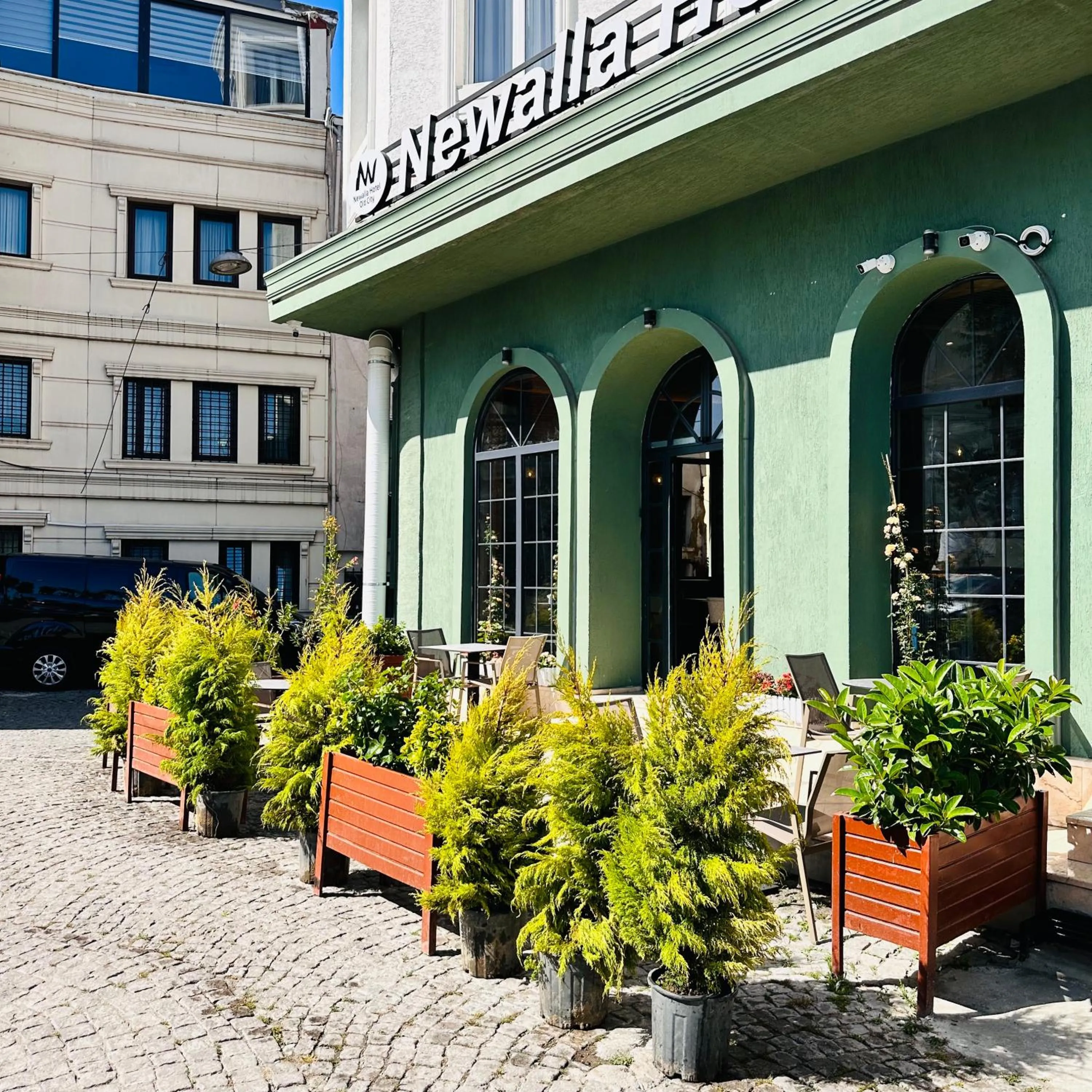 Restaurant/places to eat in Newalla Hotel Old City