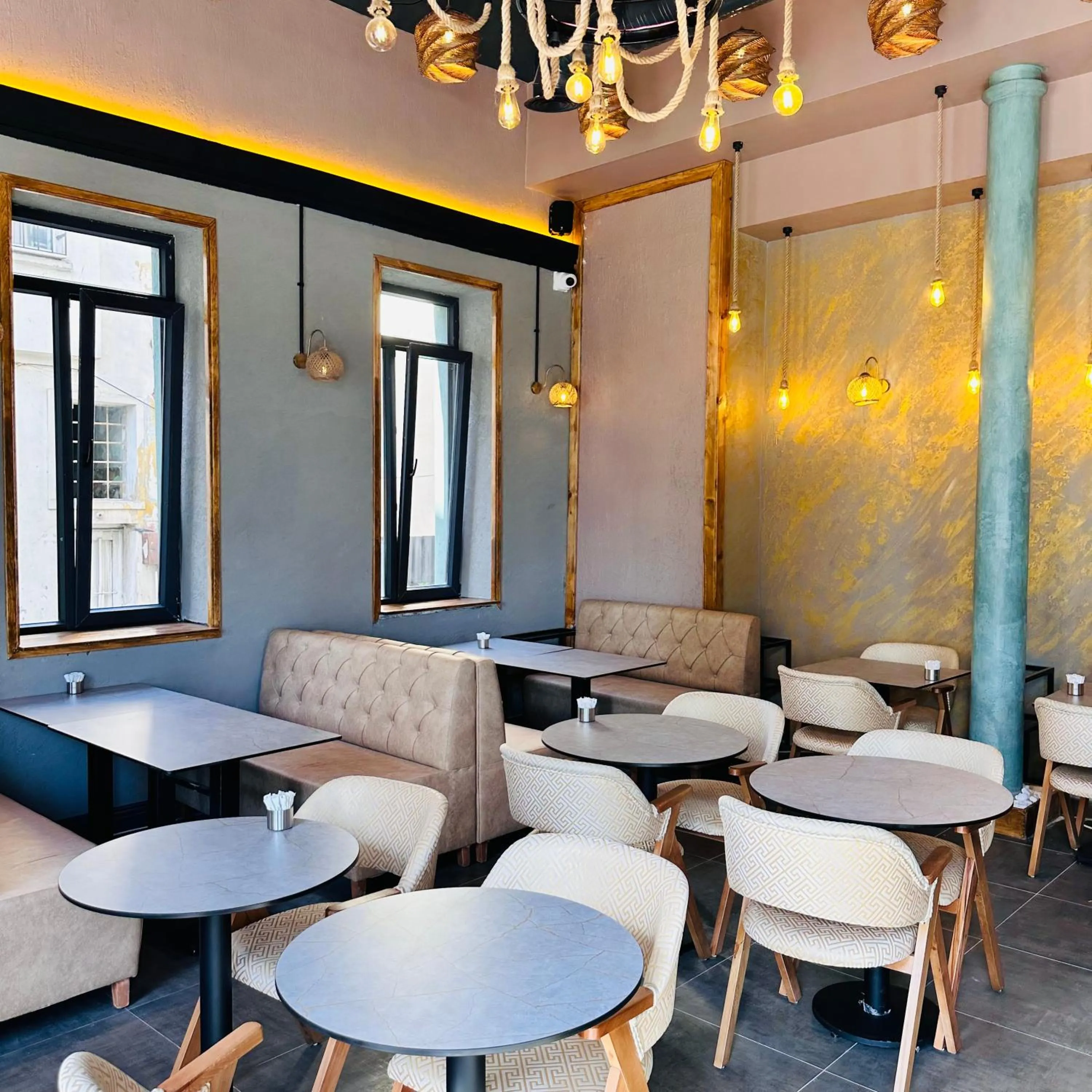 Restaurant/places to eat in Newalla Hotel Old City