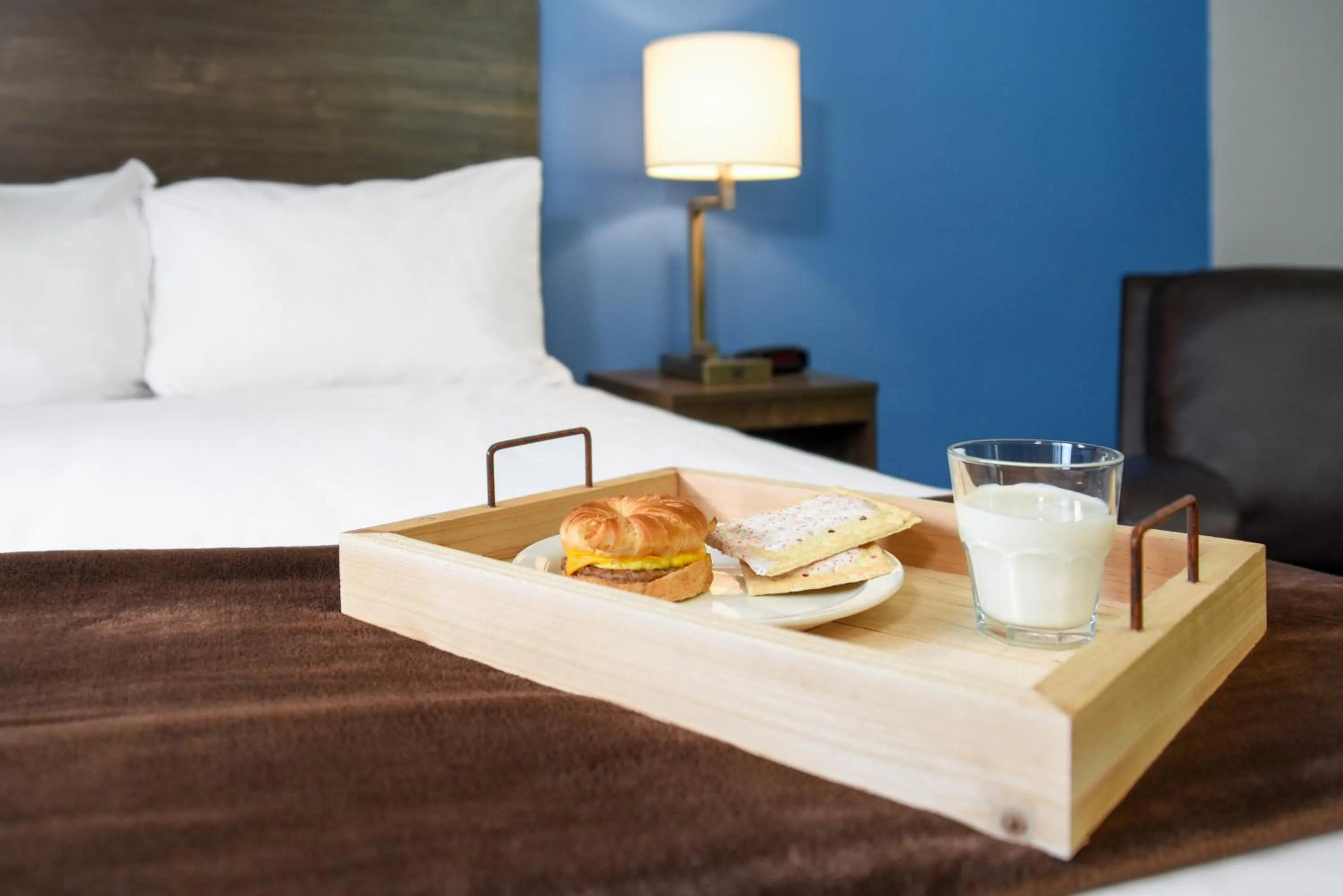 Food and drinks, Bed in My Place Hotel-East Moline/Quad Cities, IL
