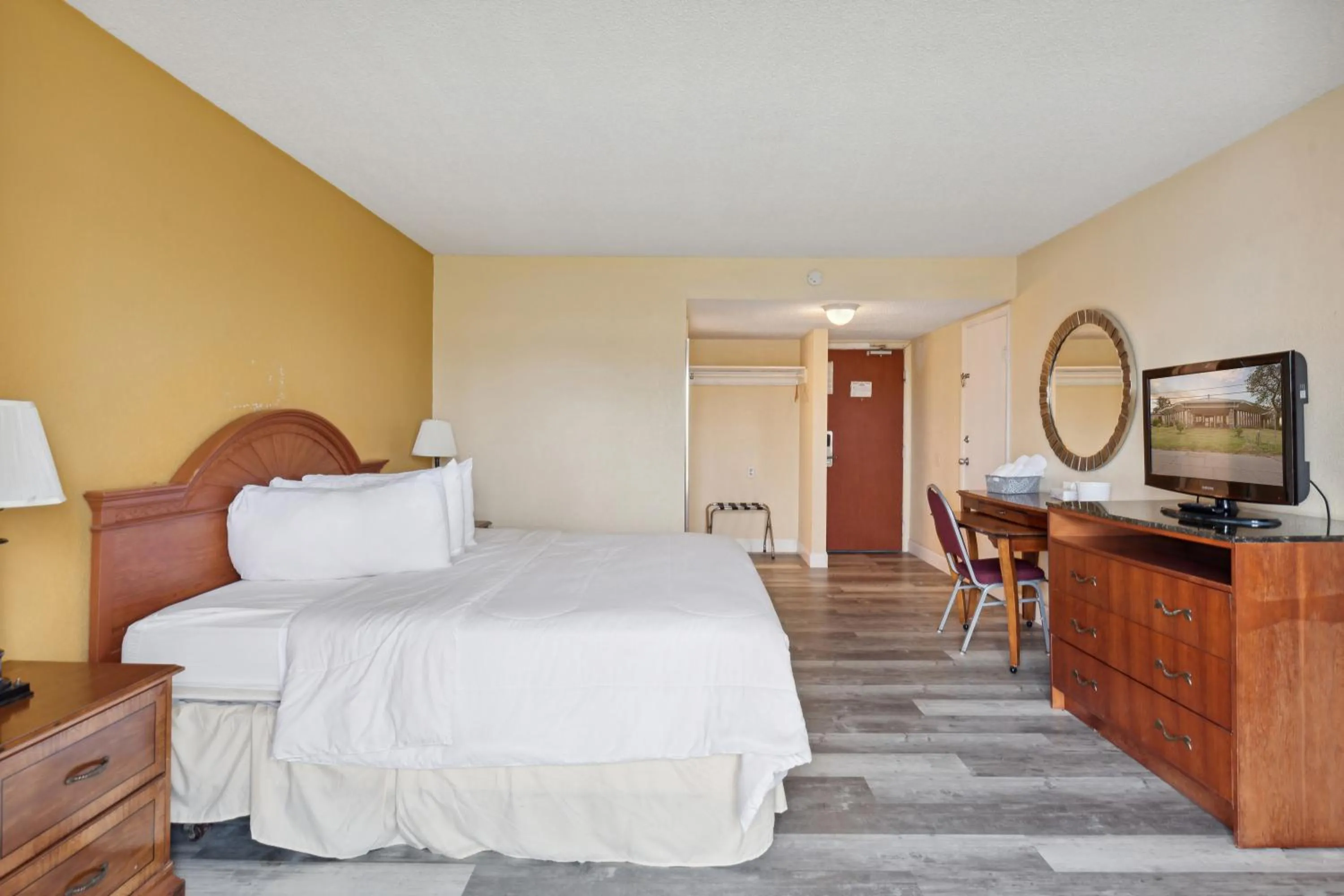 Bedroom, Bed in Miami Suites