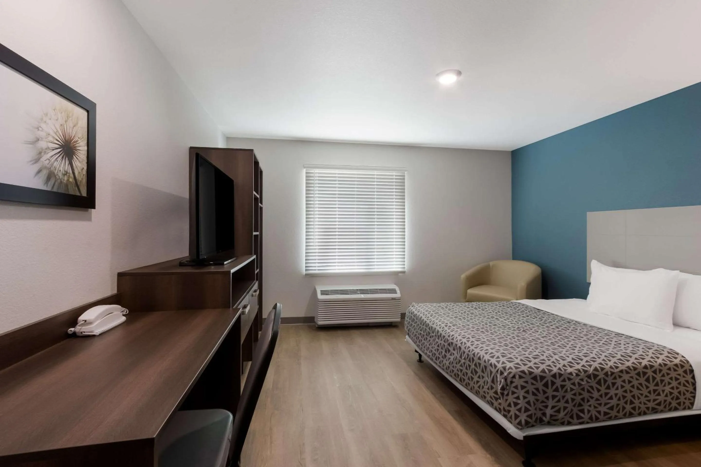 Bedroom, Bed in WoodSpring Suites Chandler Airport