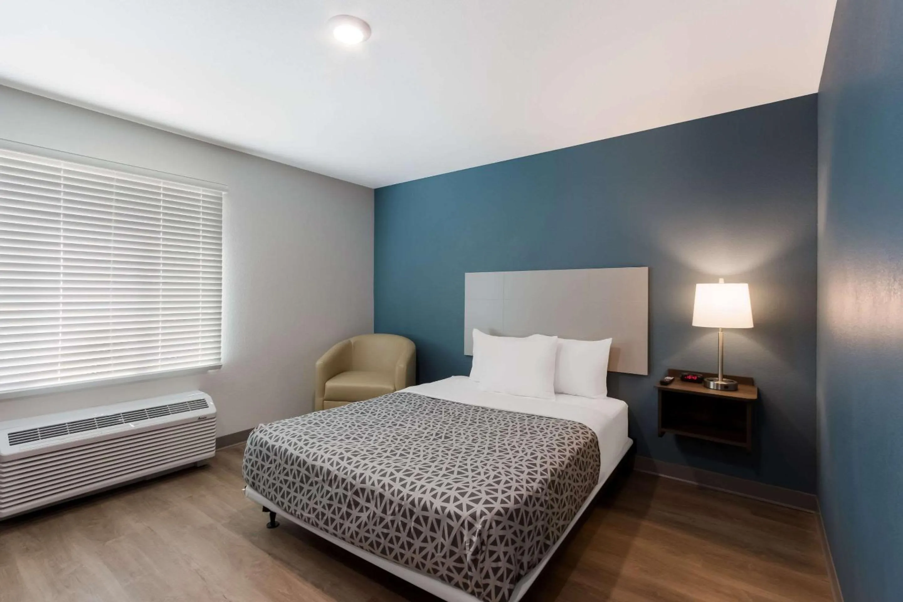 Bedroom, Bed in WoodSpring Suites Chandler Airport