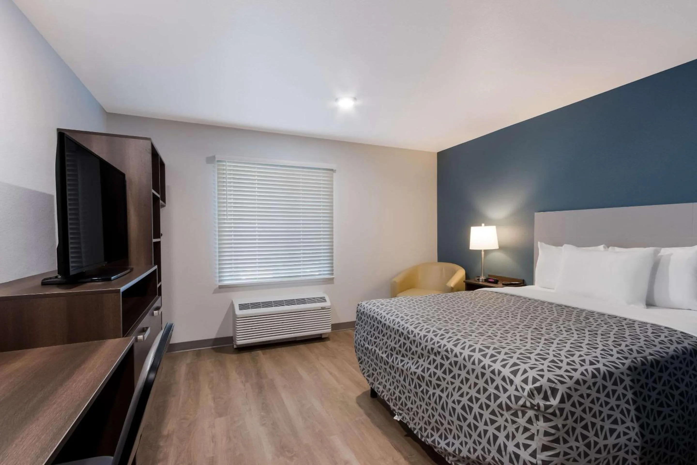 Bedroom, Bed in WoodSpring Suites Chandler Airport