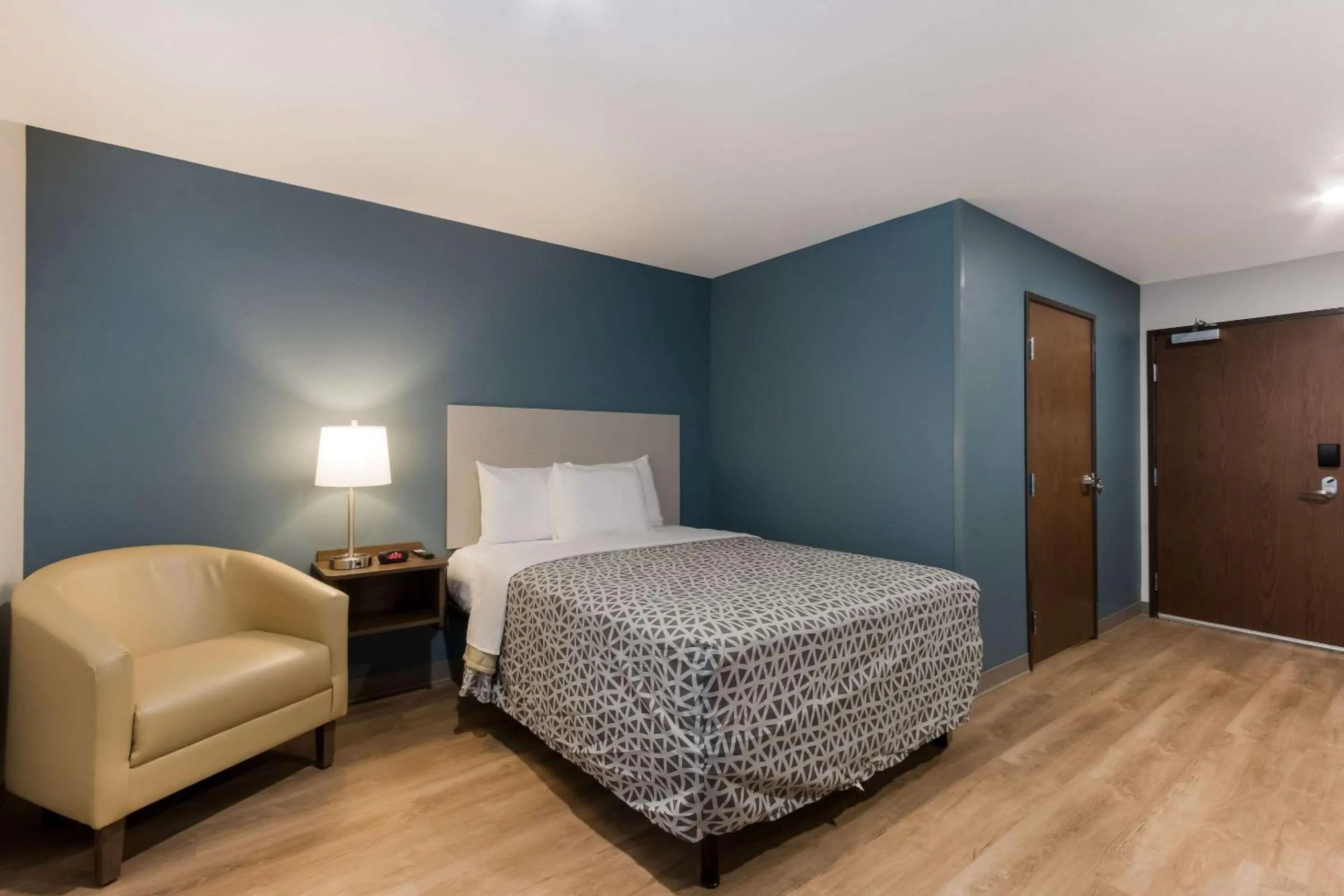 Bedroom, Bed in WoodSpring Suites Chandler Airport