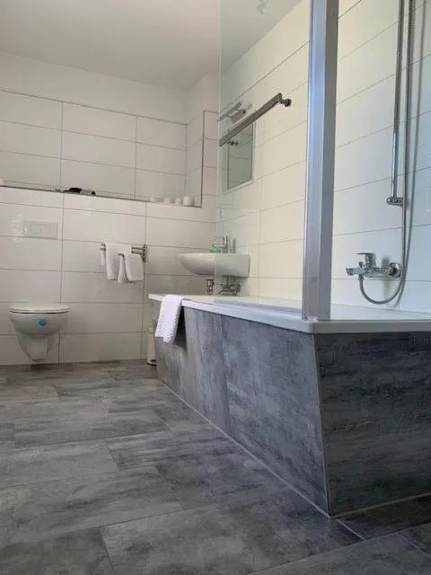 Shower in City Hotel-Pension Brandenburg