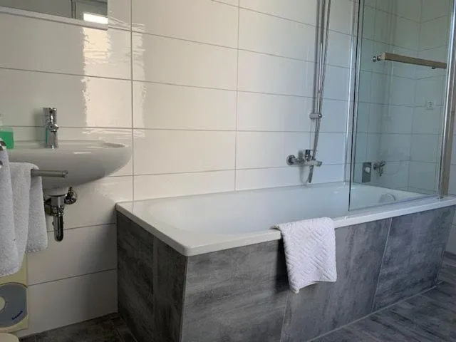 Bathroom in City Hotel-Pension Brandenburg
