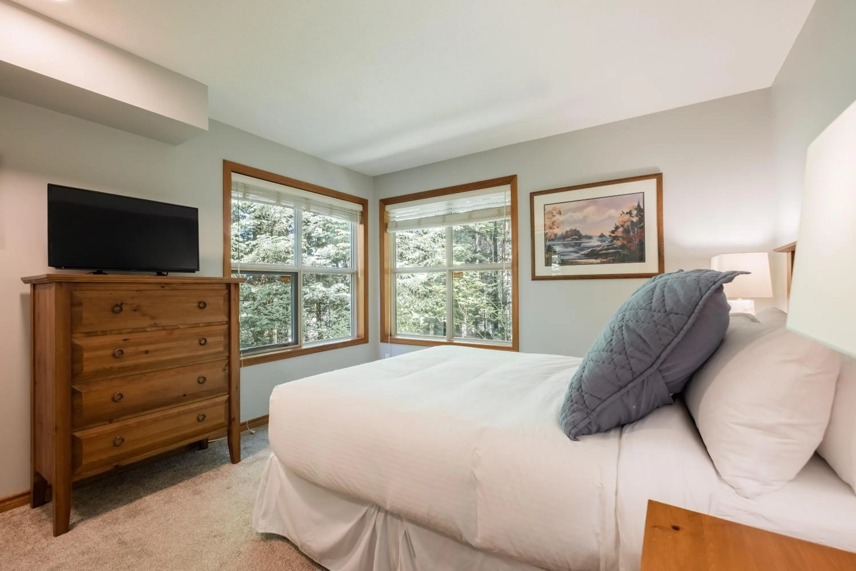 TV and multimedia, Bed in Arrowhead Point by Outpost Whistler