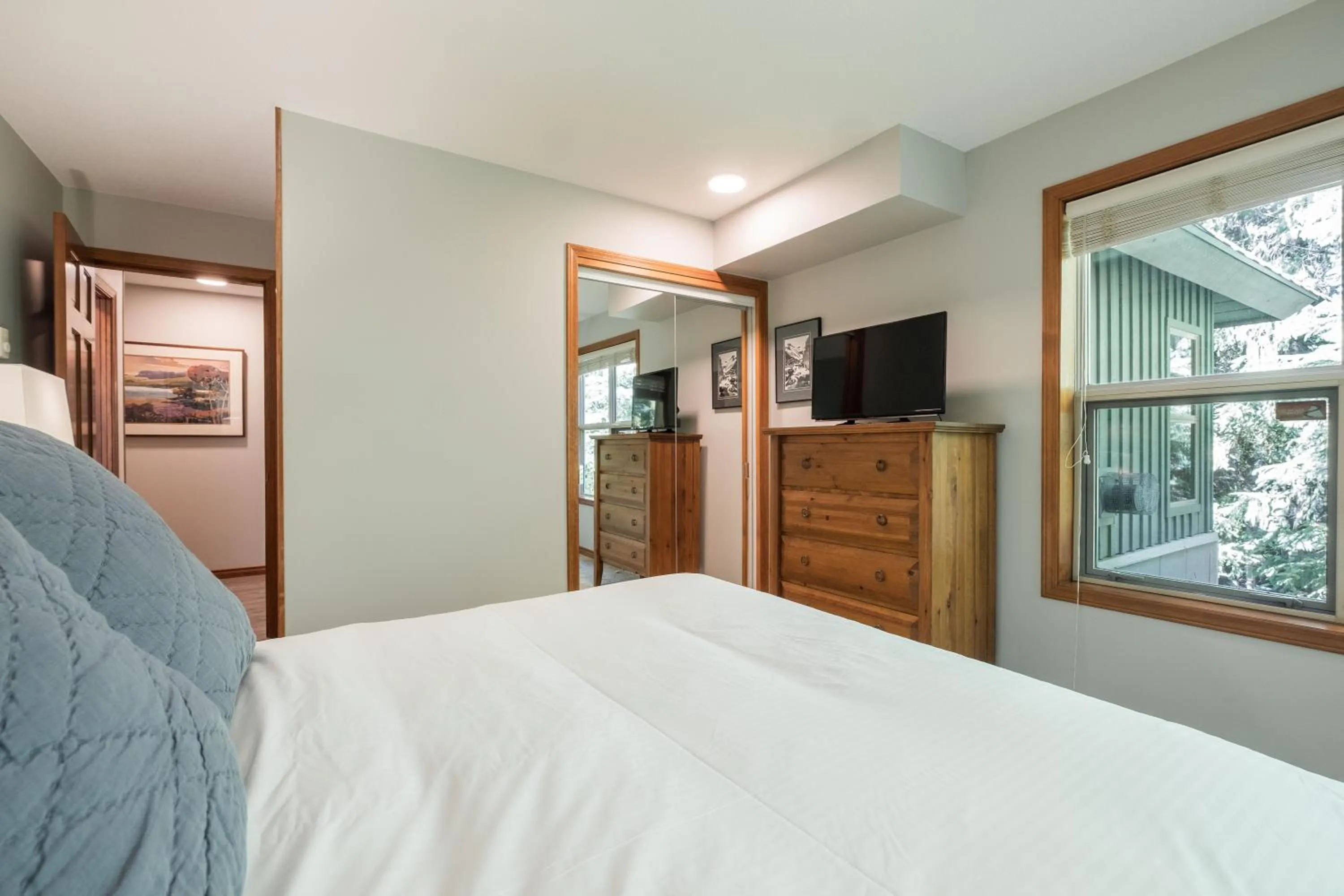 TV and multimedia, Bed in Arrowhead Point by Outpost Whistler