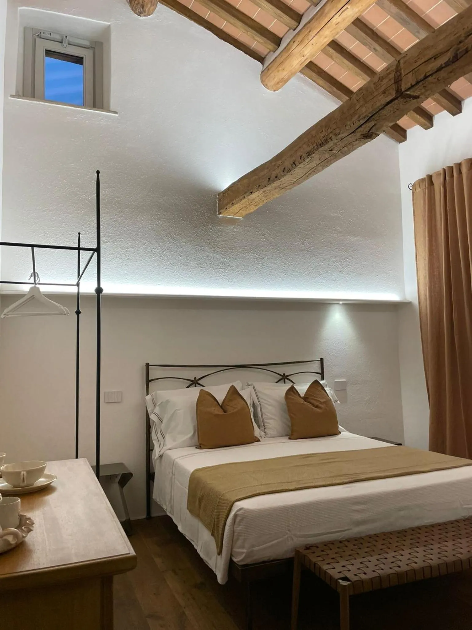 Bedroom, Bed in MontepulcianoLettings