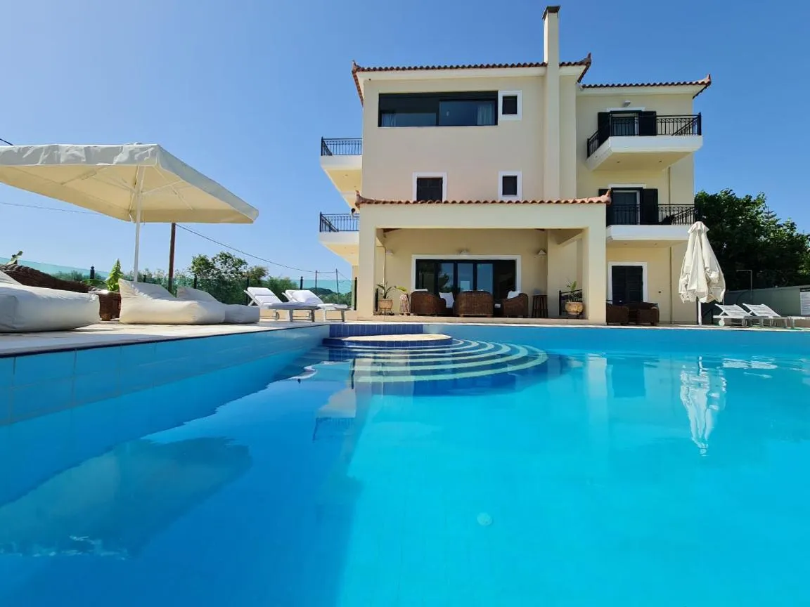 Swimming pool in Chateau de Georges