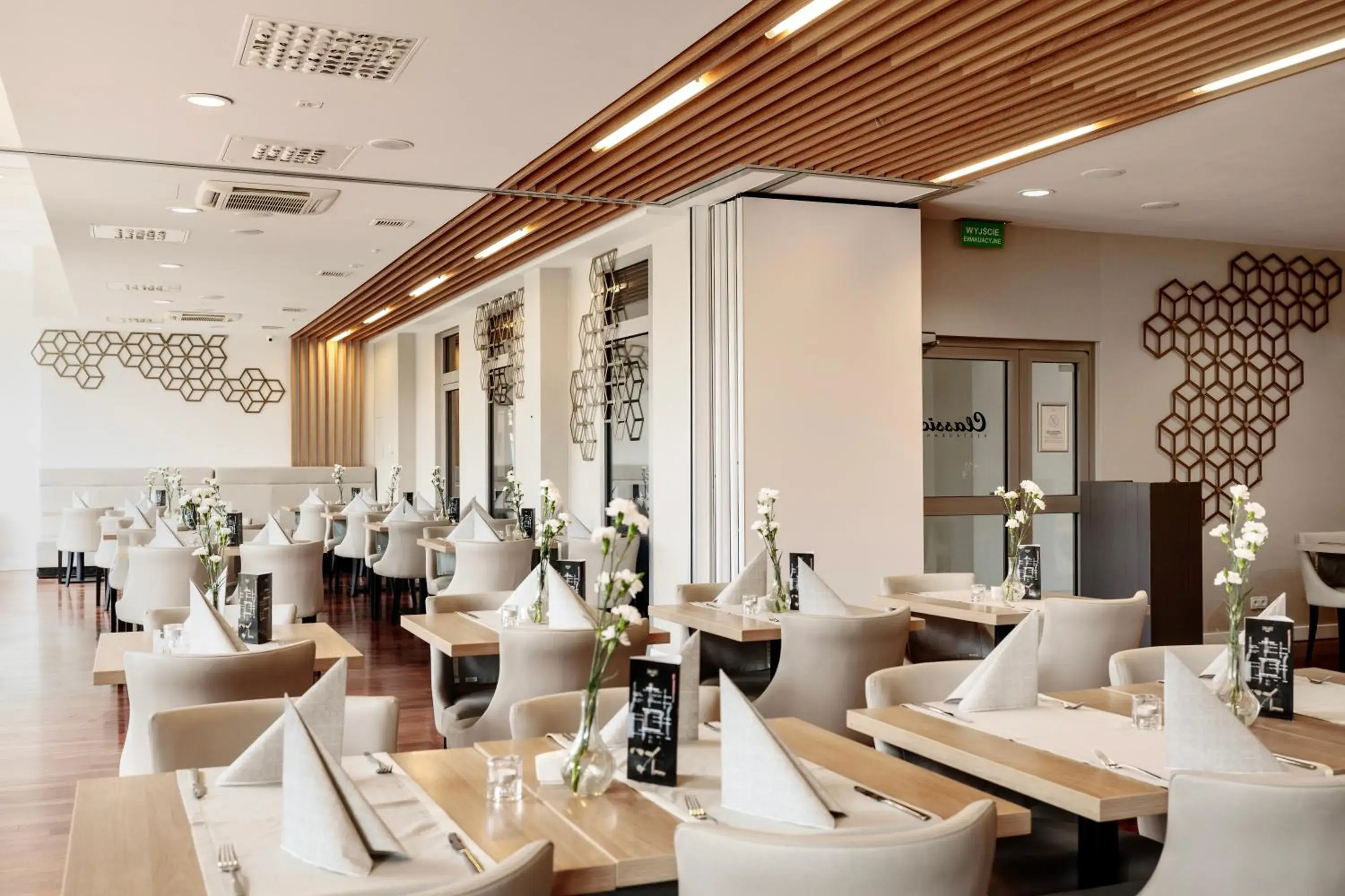 Restaurant/places to eat in Diune Hotel by Zdrojowa Restaurant/places to eat in Diune Hotel by Zdrojowa