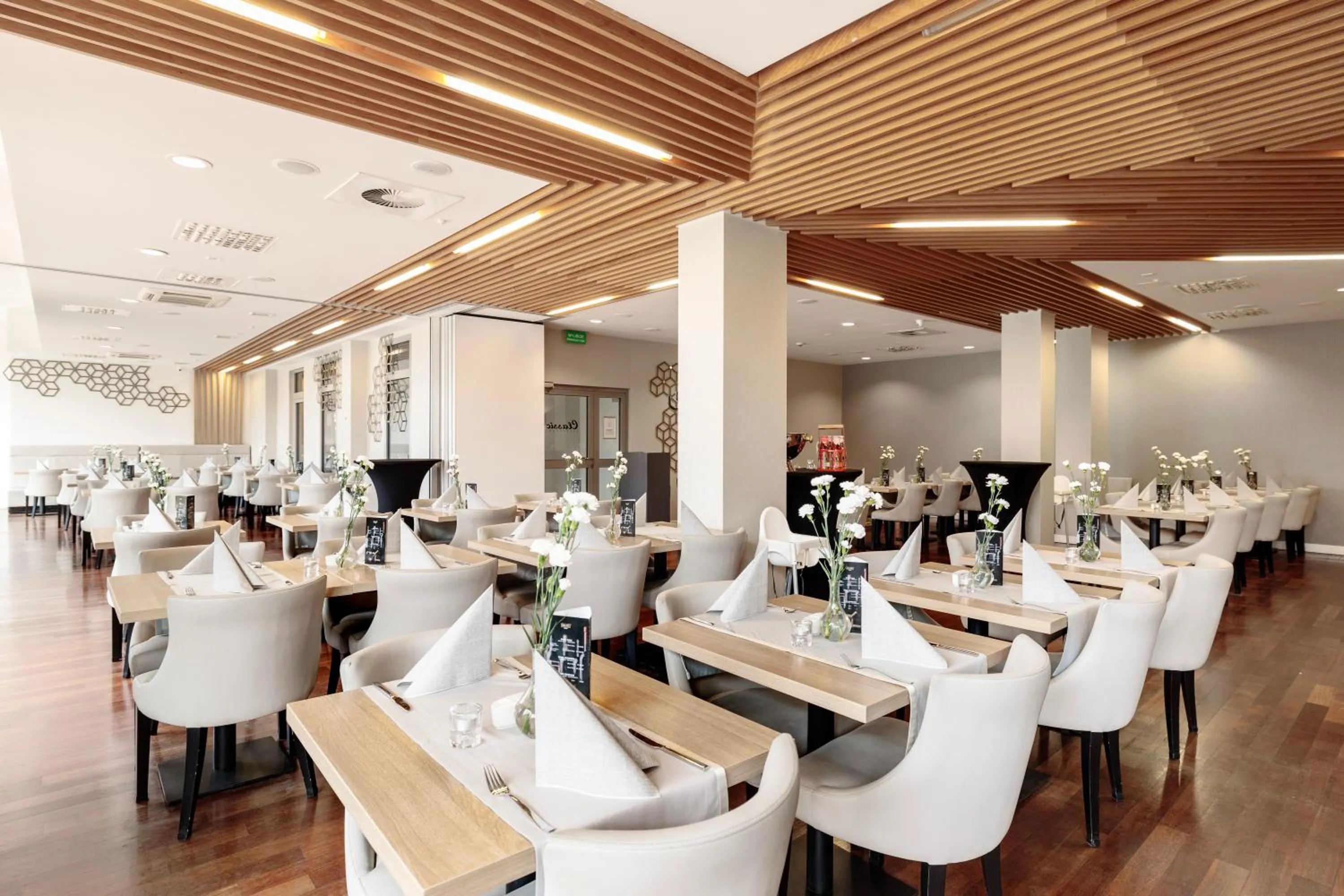 Restaurant/places to eat in Diune Hotel by Zdrojowa