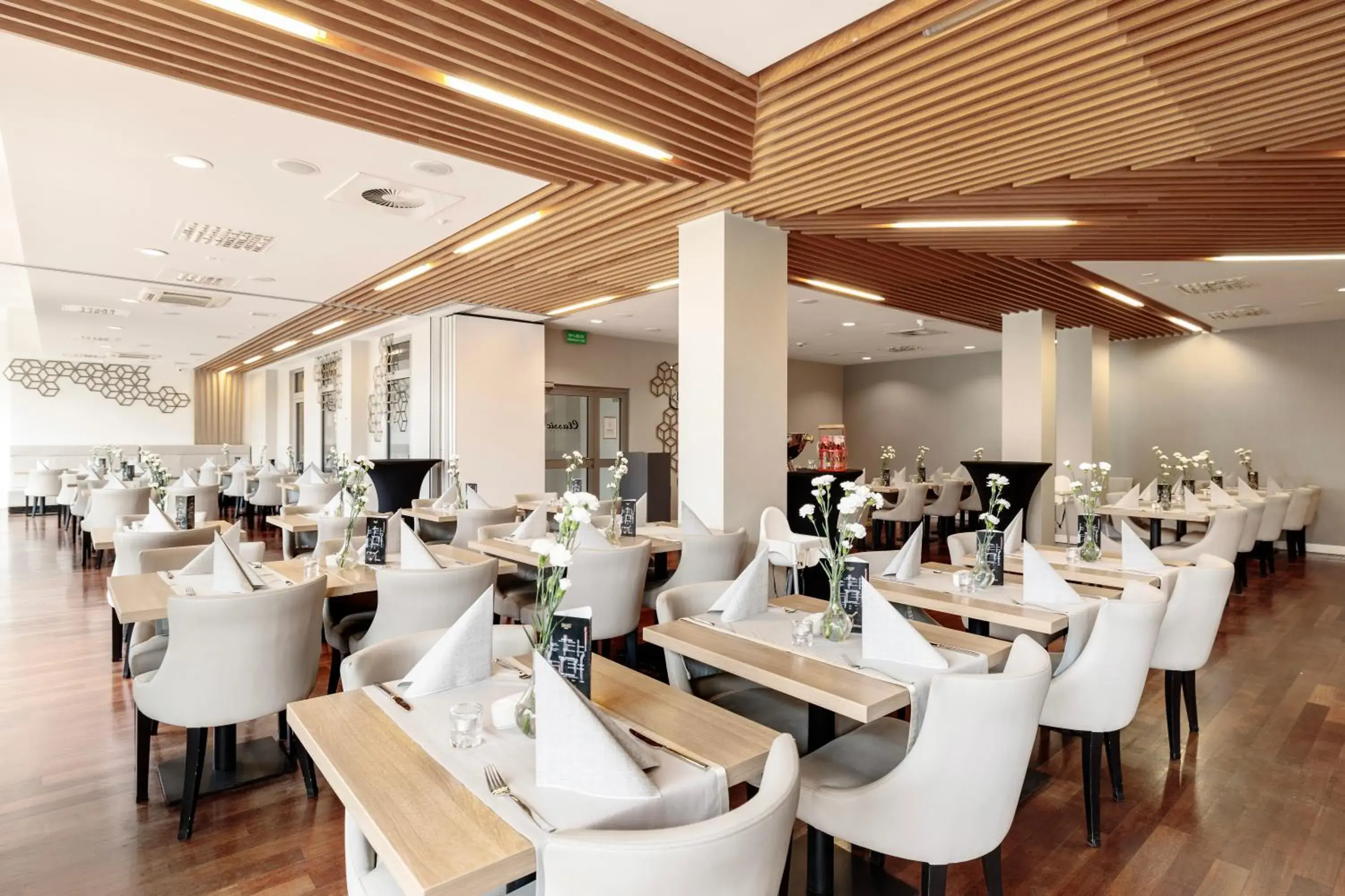 Restaurant/places to eat in Diune Hotel by Zdrojowa Restaurant/places to eat in Diune Hotel by Zdrojowa