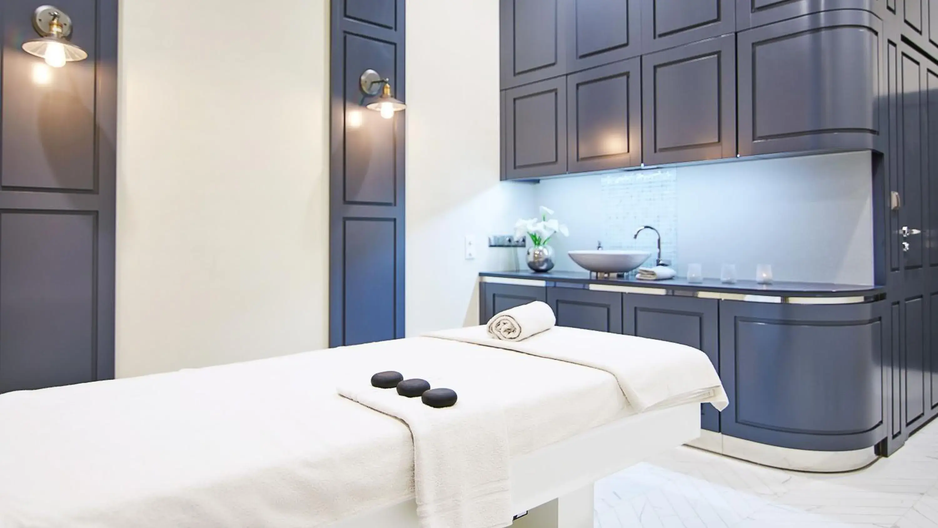 Massage, Bed in Diune Hotel by Zdrojowa Massage, Bed in Diune Hotel by Zdrojowa