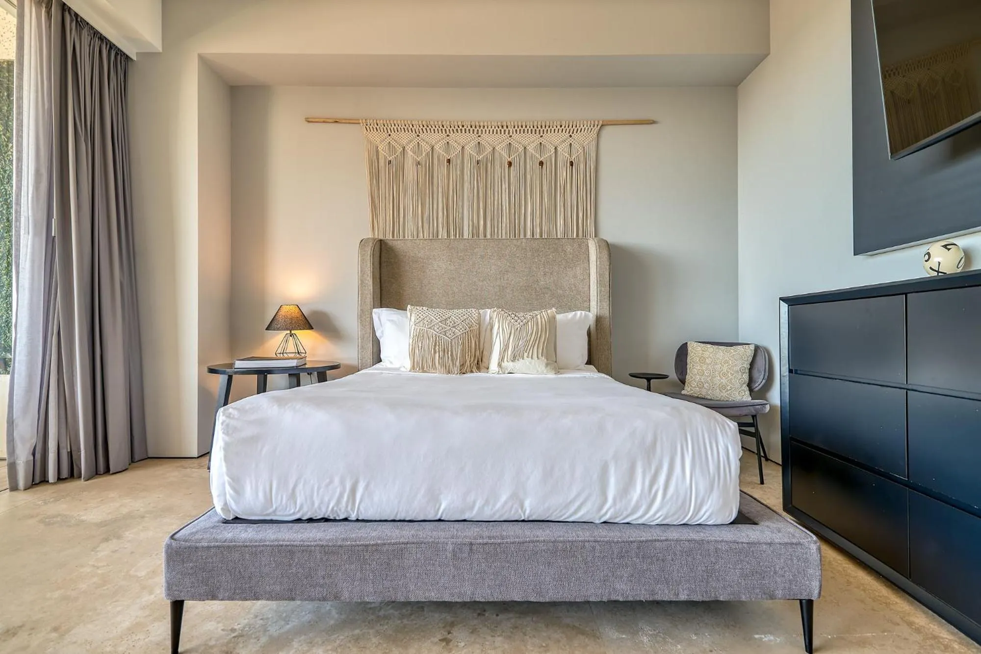 Photo of the whole room, Bed in Maxwell Collection Romantic Zone