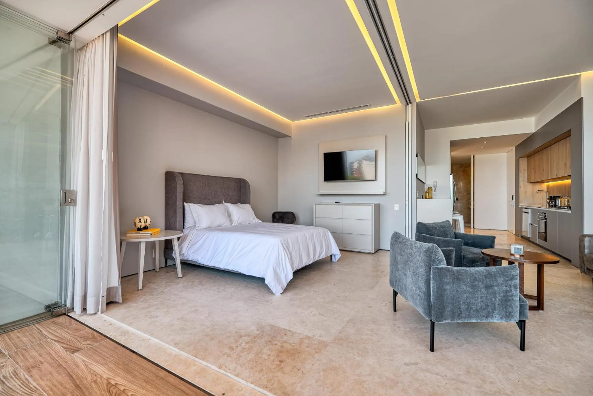 Photo of the whole room, Bed in Maxwell Collection Romantic Zone