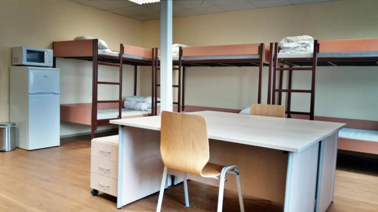 Bed in 10-Bed Mixed Dormitory Room with Shared Bathroom in Famulus Kollégium Bed in 10-Bed Mixed Dormitory Room with Shared Bathroom in Famulus Kollégium