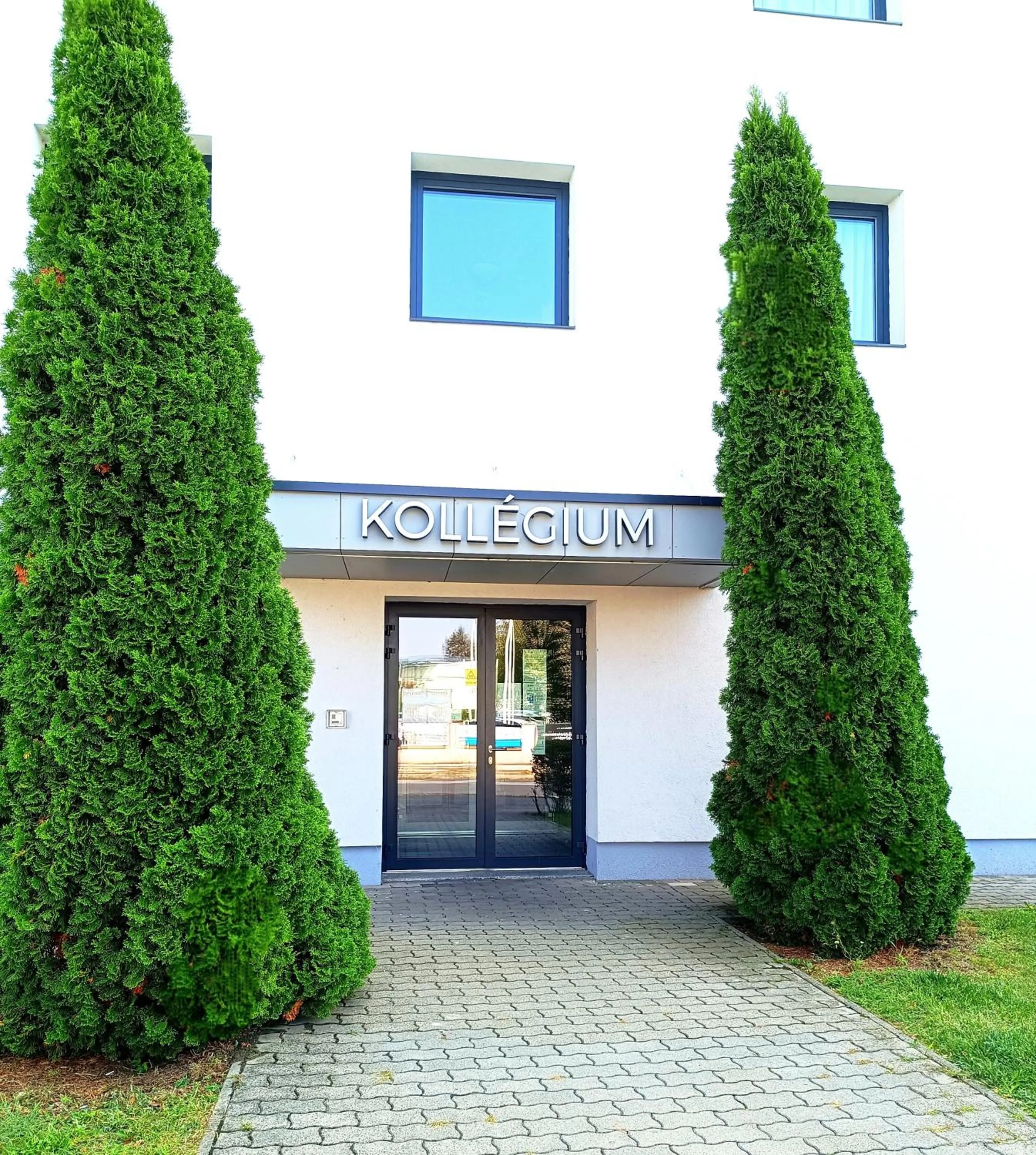 Facade/entrance in Famulus Kollégium