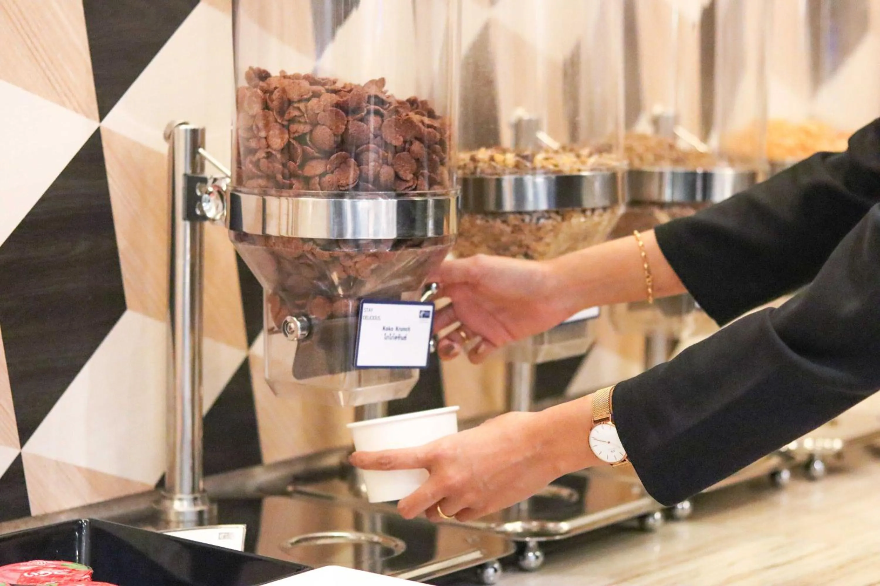 Restaurant/places to eat in Holiday Inn Express Bangkok Sathorn by IHG