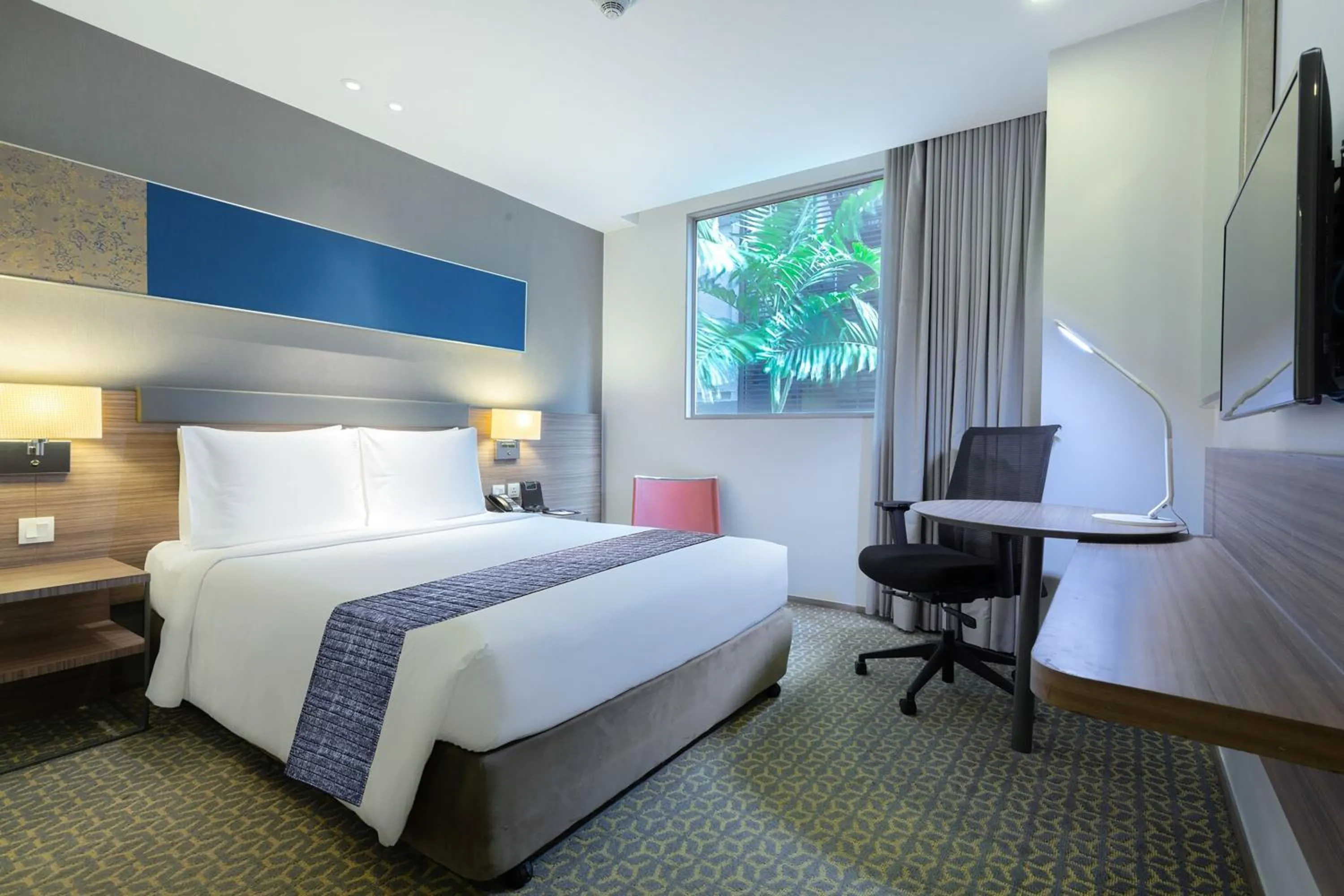 Photo of the whole room, Bed in Holiday Inn Express Bangkok Sathorn by IHG