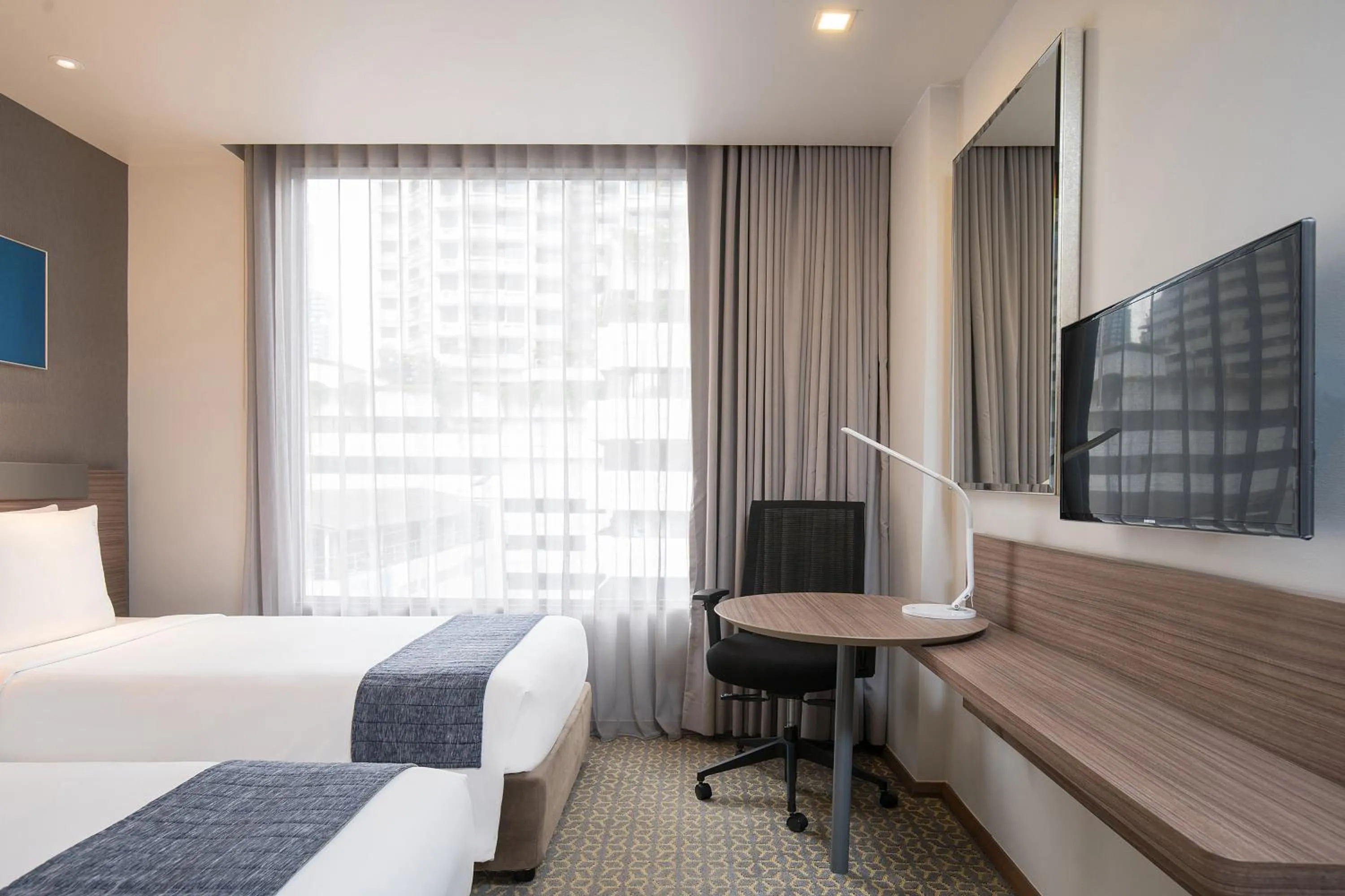 Photo of the whole room, Bed in Holiday Inn Express Bangkok Sathorn by IHG