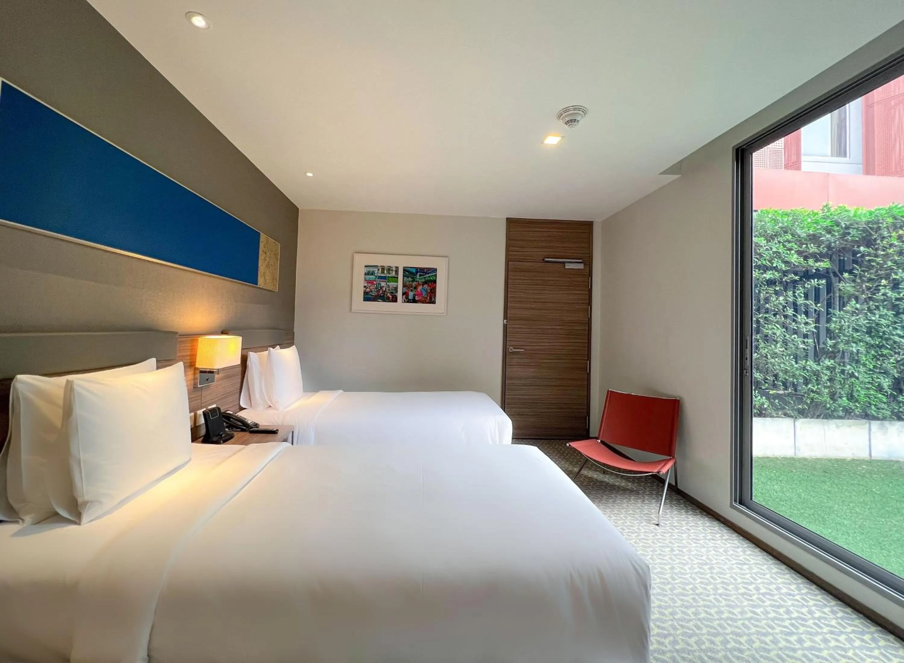 Photo of the whole room, Bed in Holiday Inn Express Bangkok Sathorn by IHG