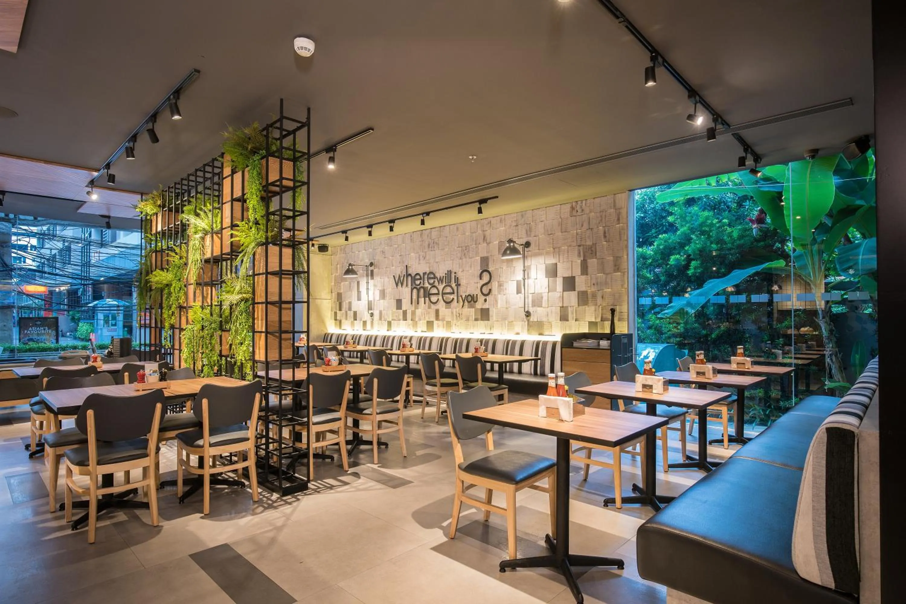 Restaurant/places to eat in Holiday Inn Express Bangkok Sathorn by IHG