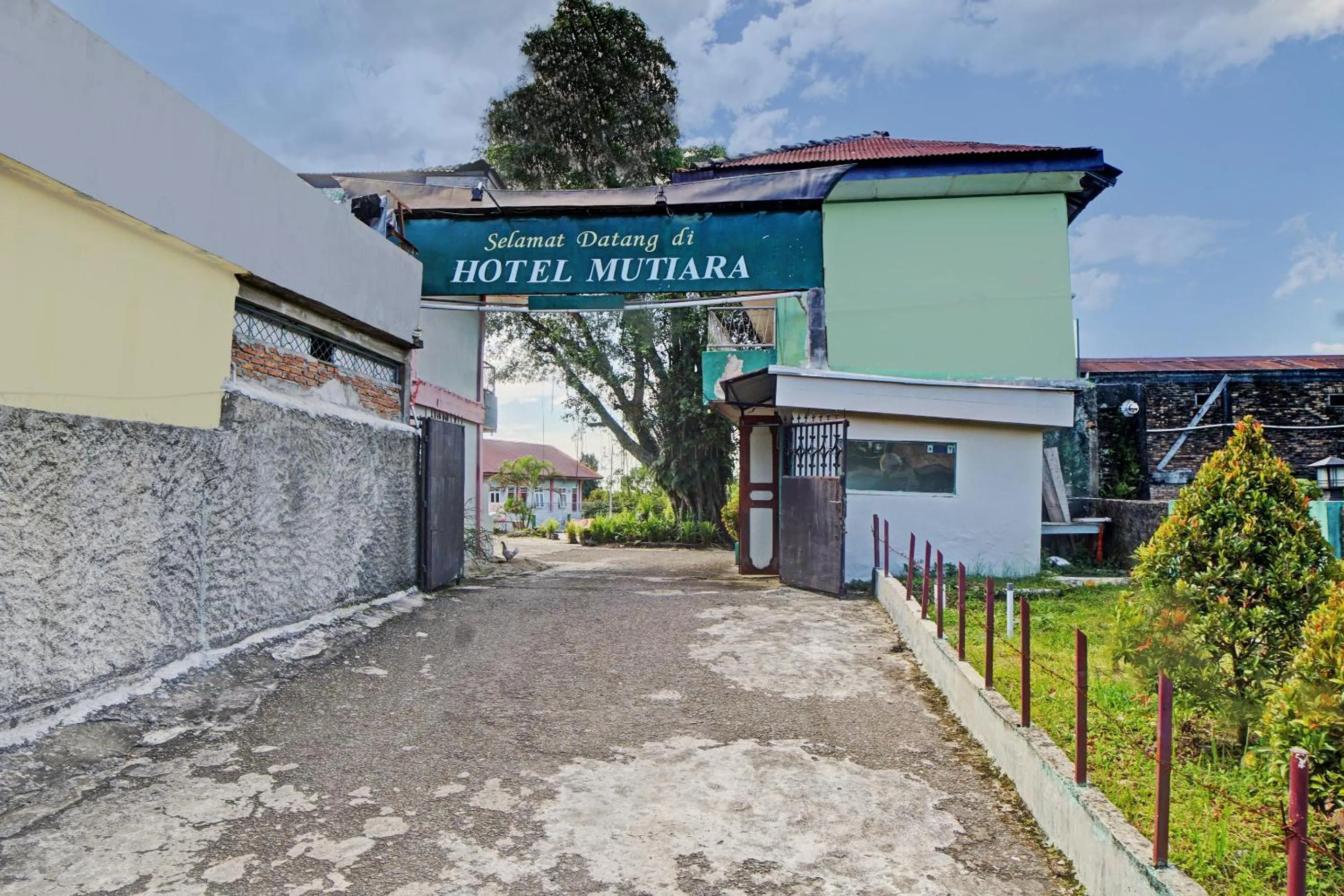 Facade/entrance in OYO 92579 Hotel Mutiara