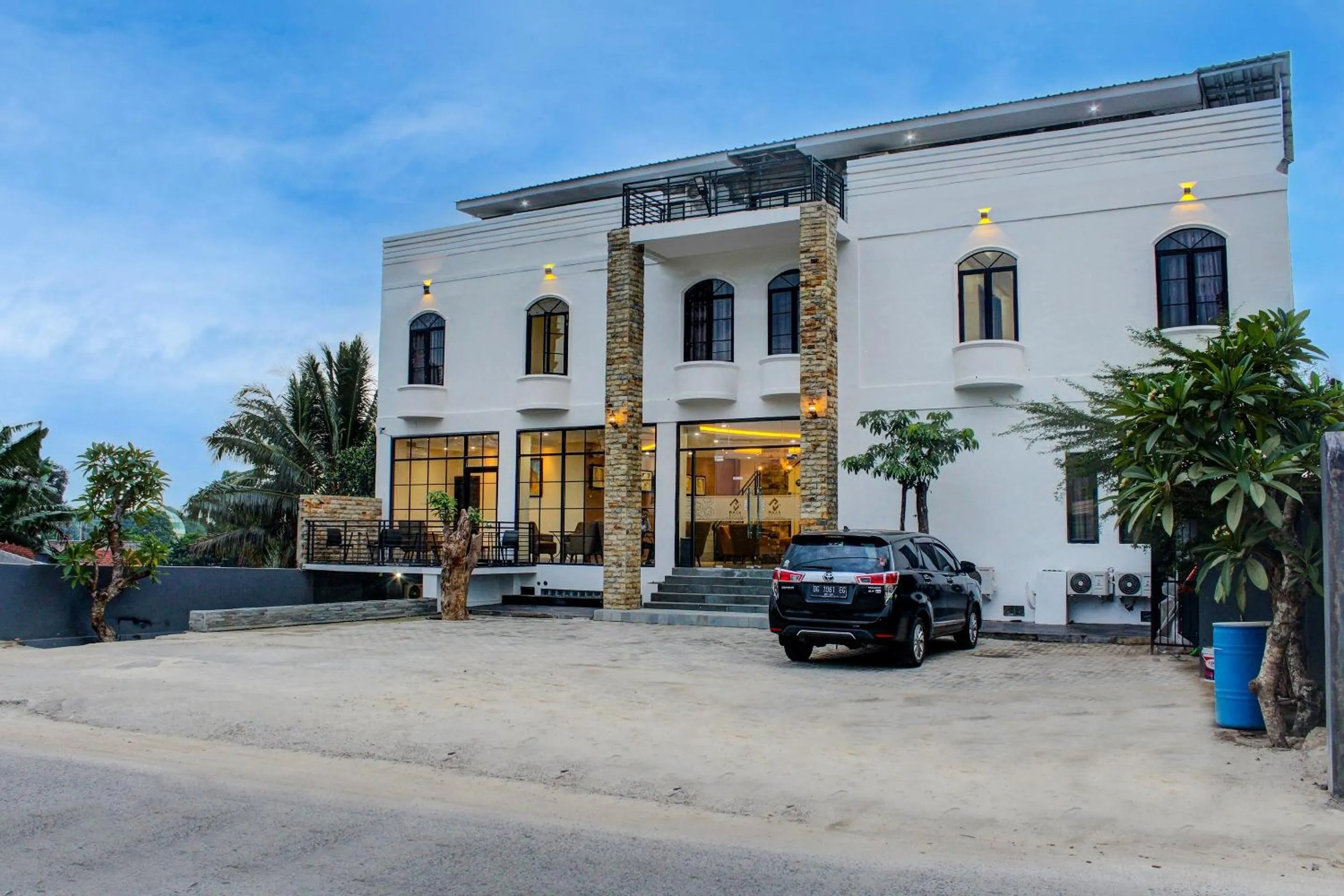 Facade/entrance in Capital O 92583 Raja Soeta Hostel Syariah