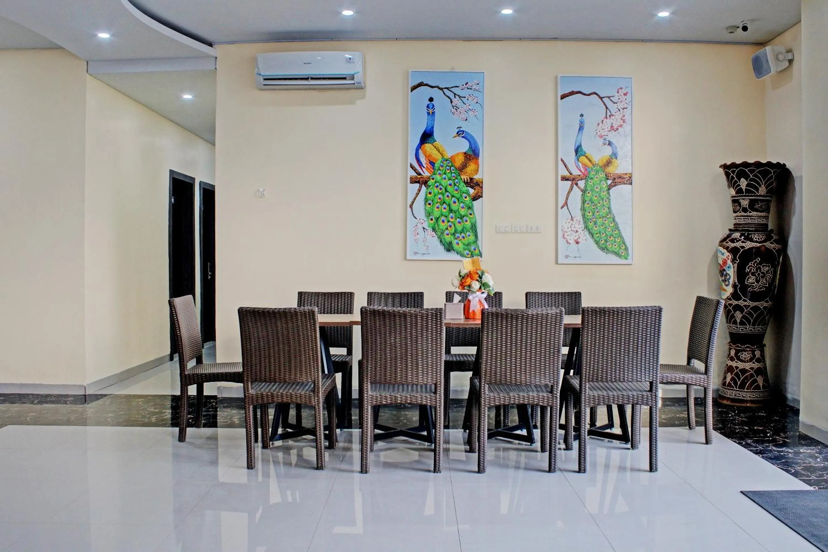 Lobby or reception in Capital O 92583 Raja Soeta Hostel Syariah