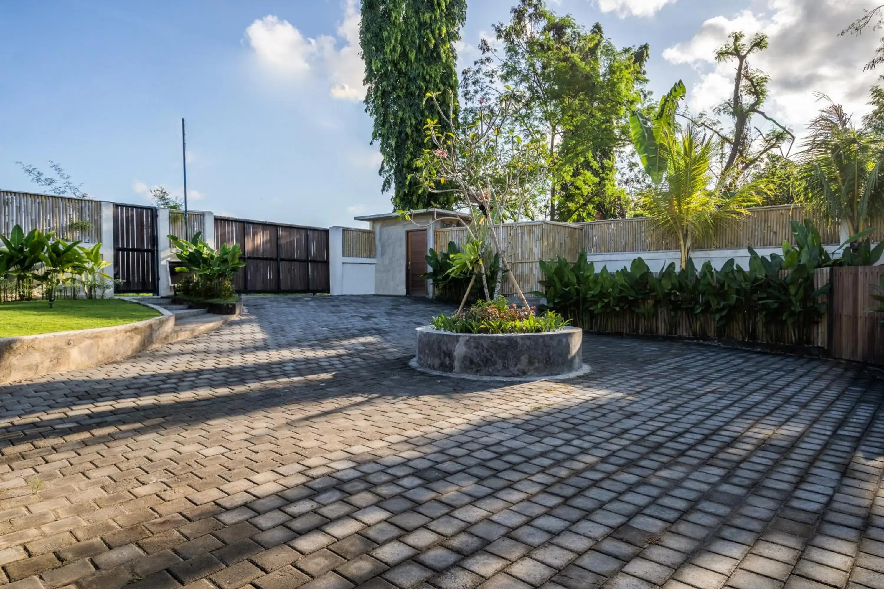 Facade/entrance in Beefy Dragon Villa by Betterplace Facade/entrance in Beefy Dragon Villa by Betterplace