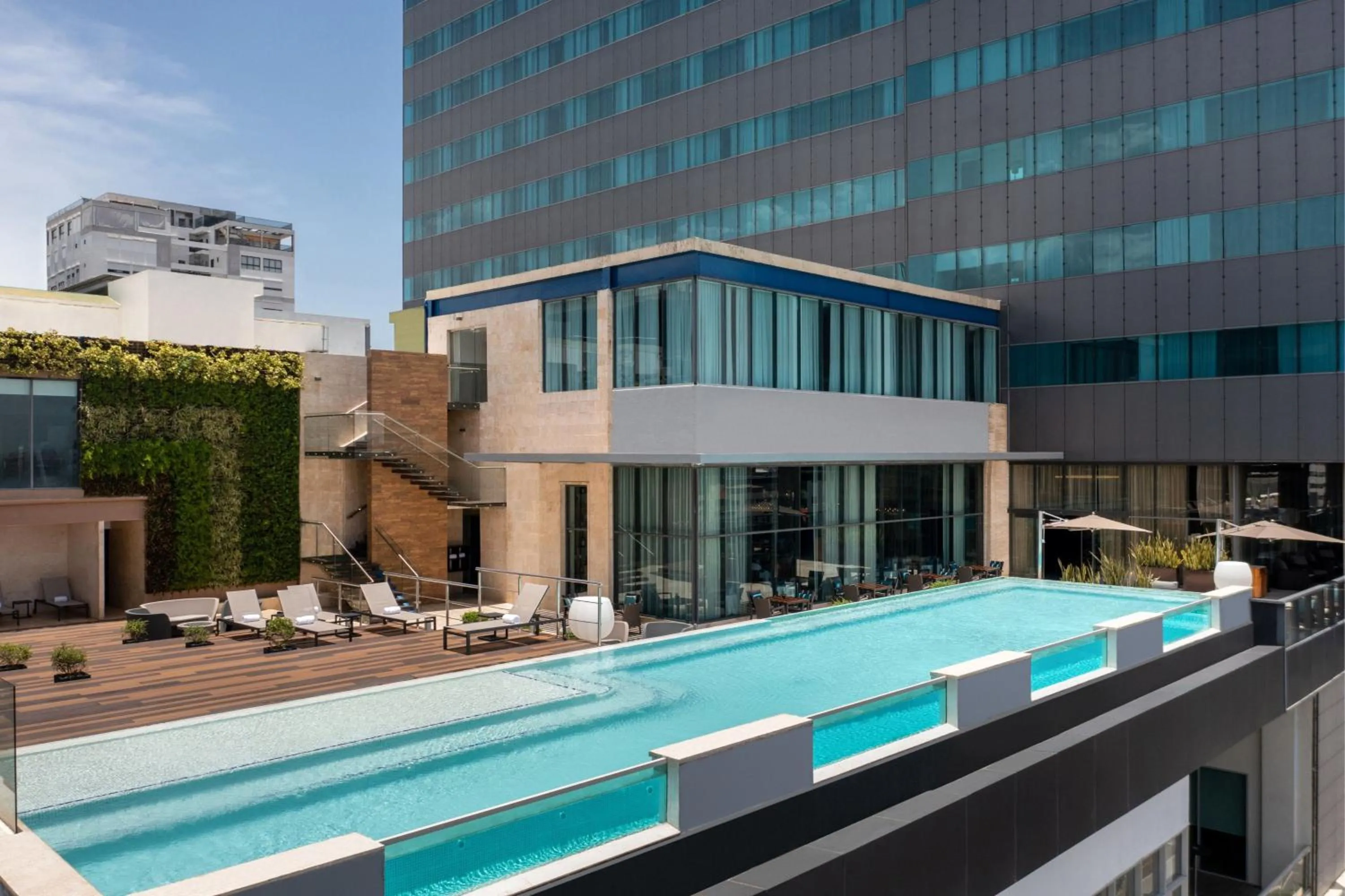 Swimming pool in JW Marriott Hotel Santo Domingo