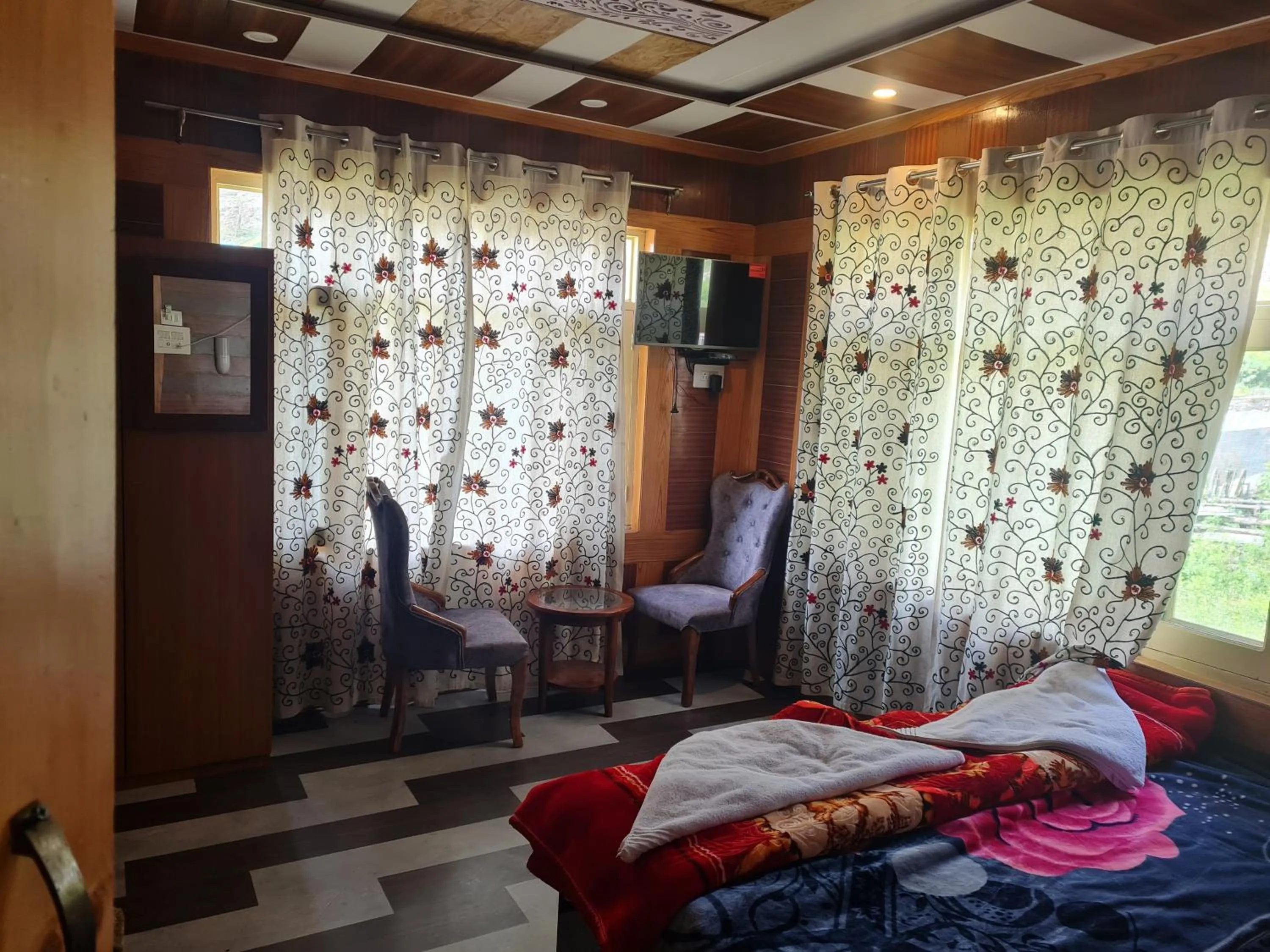 Bed in Hotel Intermountain Sonamarg