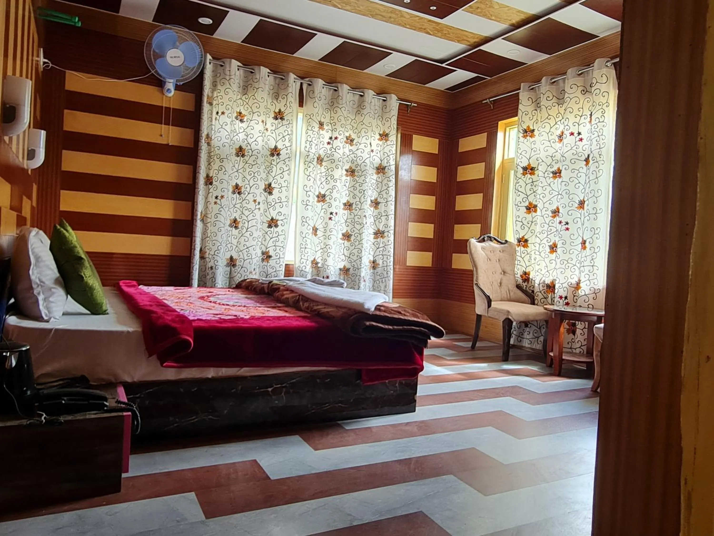 Bed in Hotel Intermountain Sonamarg