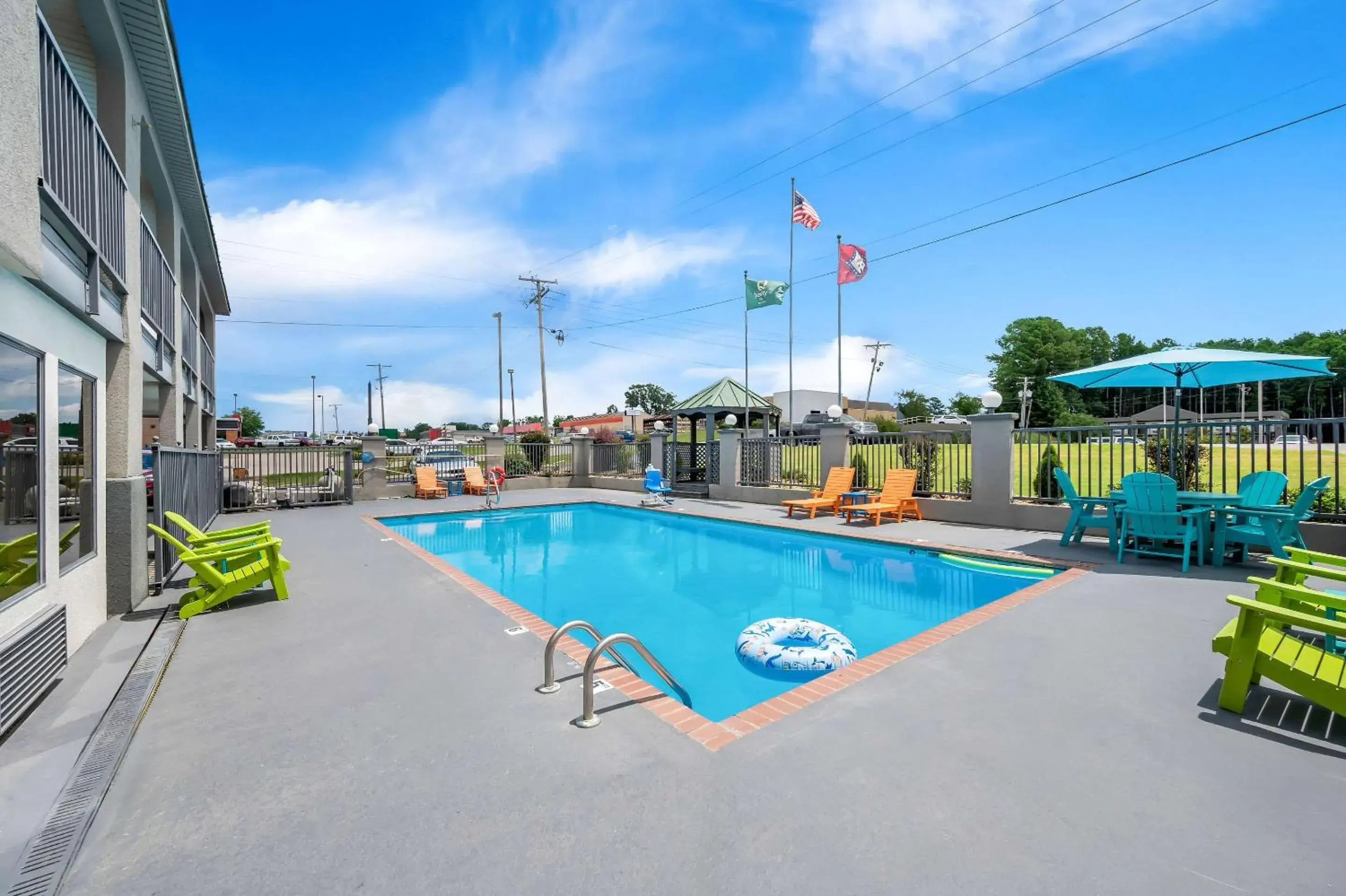 Swimming pool in Quality Inn & Suites Monticello Swimming pool in Quality Inn & Suites Monticello