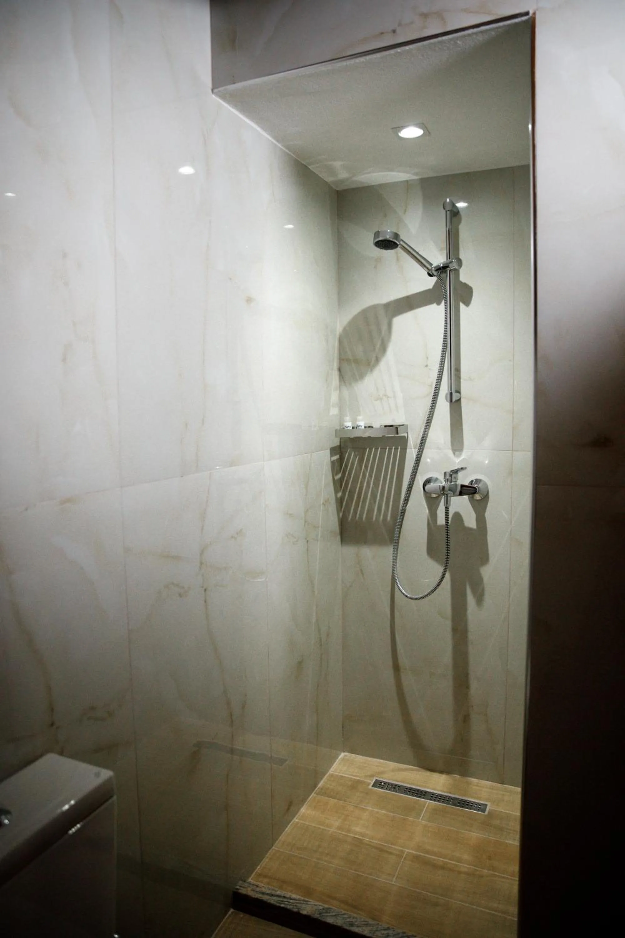 Shower in Hotel Sarajet 1821